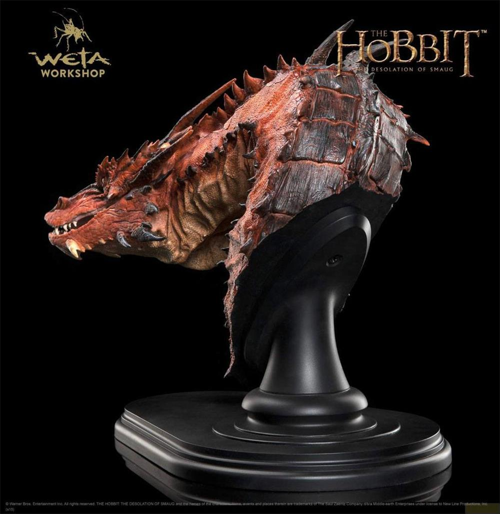 Detailgetreuer Drachenkopf aus „Der Hobbit“ auf einem schwarzen Sockel.