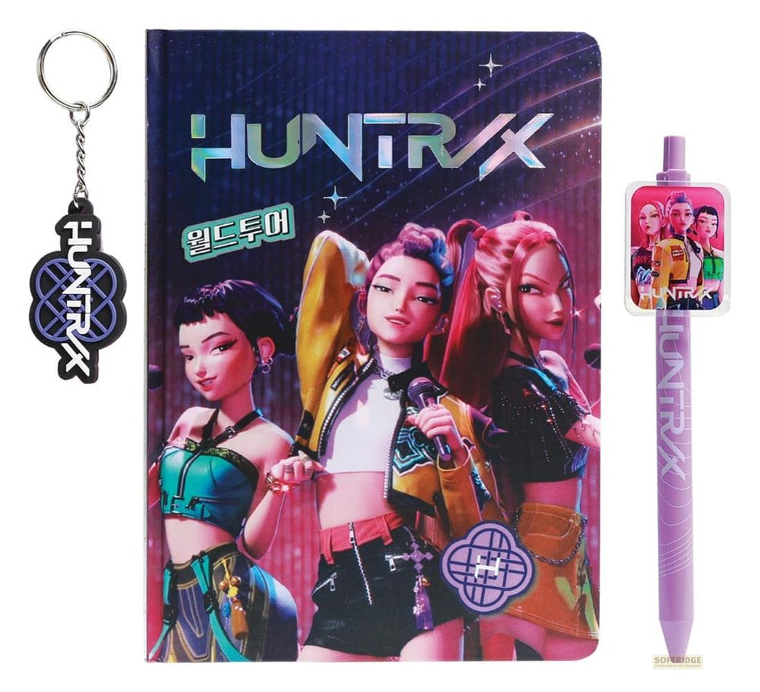 Ein Schlüsselanhänger, ein Notizbuch und ein Stift mit K-Pop-Künstlern.