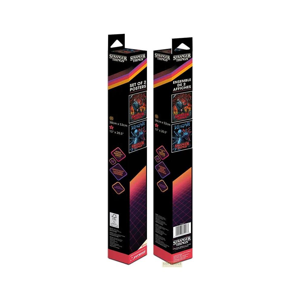 Zwei Stranger Things Poster-Sets mit Motiven aus der Serie auf schwarzen Verpackungen.