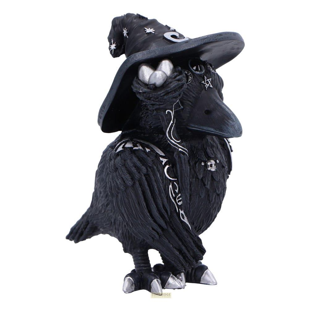 Eine schwarze Krähe mit Hexenhut und silbernen Verzierungen.