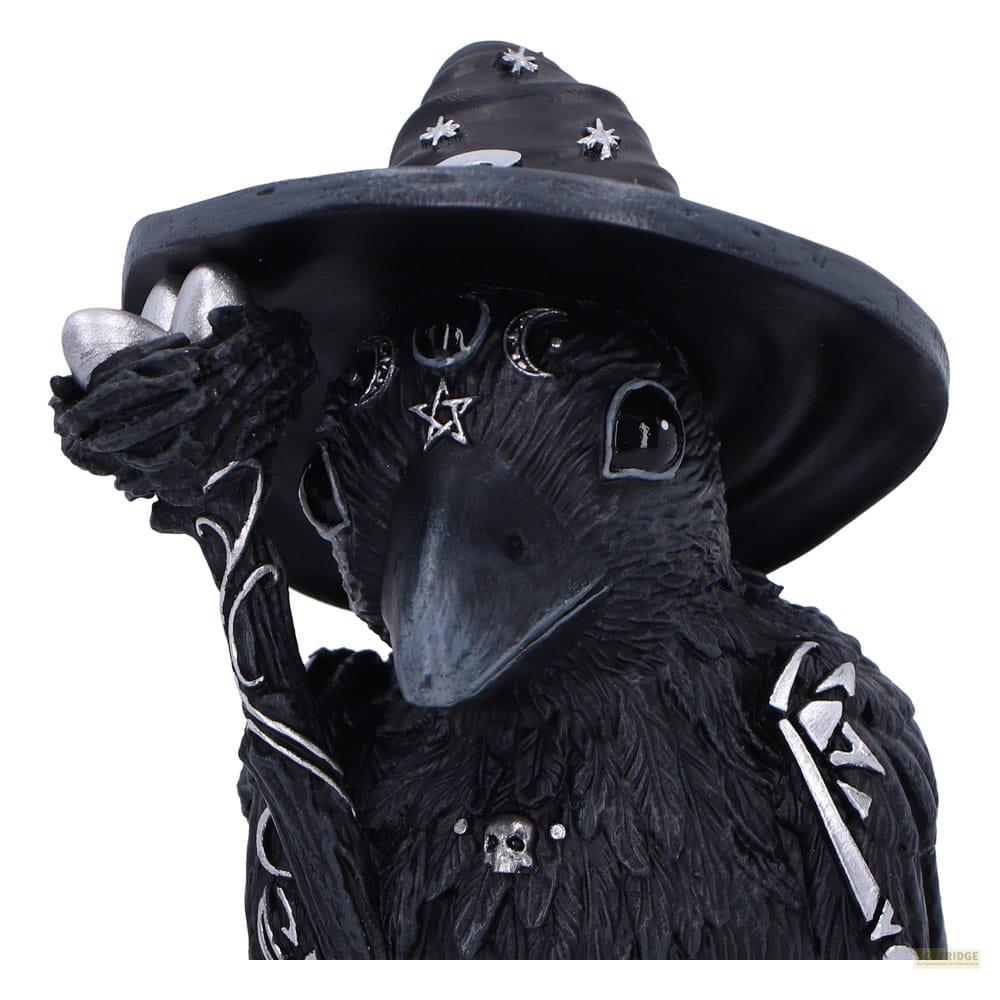 Eine schwarze Rabenfigur trägt einen Hexenhut mit Sternen und Monden und hält silberne Eier.