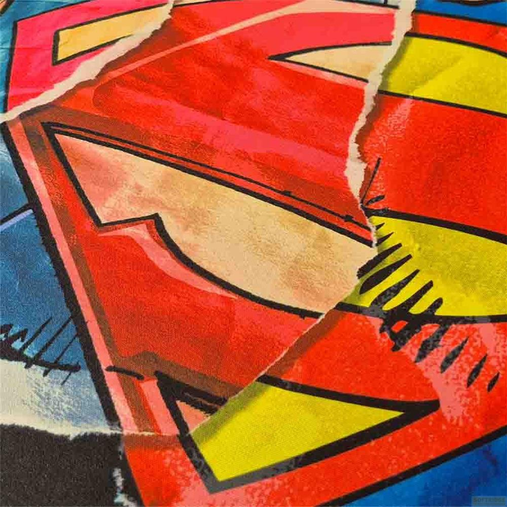 Zerrissenes Superman-Logo in Rot, Gelb und Blau mit Schwarzumrandung.