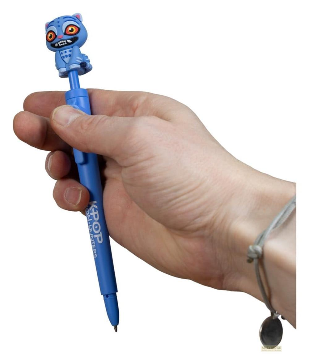 Eine Hand hält einen blauen Stift mit einem blauen Charakter-Aufsatz.