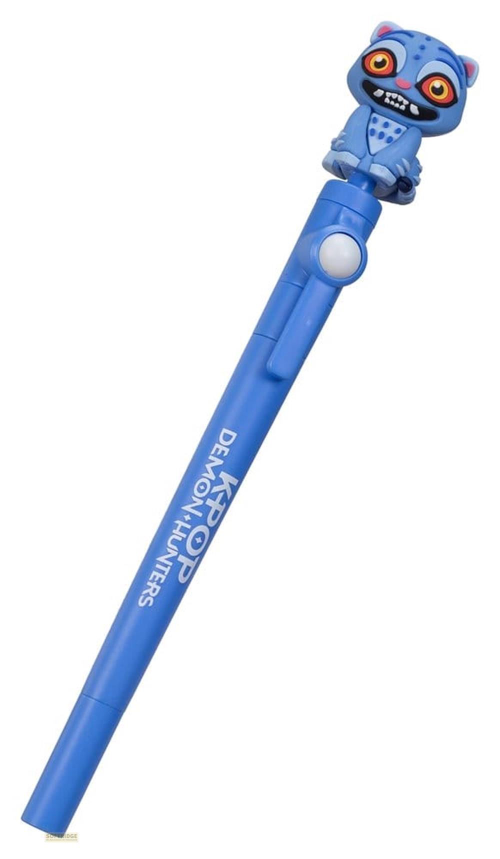 Blaue Stift mit einem blauen Monster-Aufsatz, das KPOP DEMON HUNTERS aufdruckt.