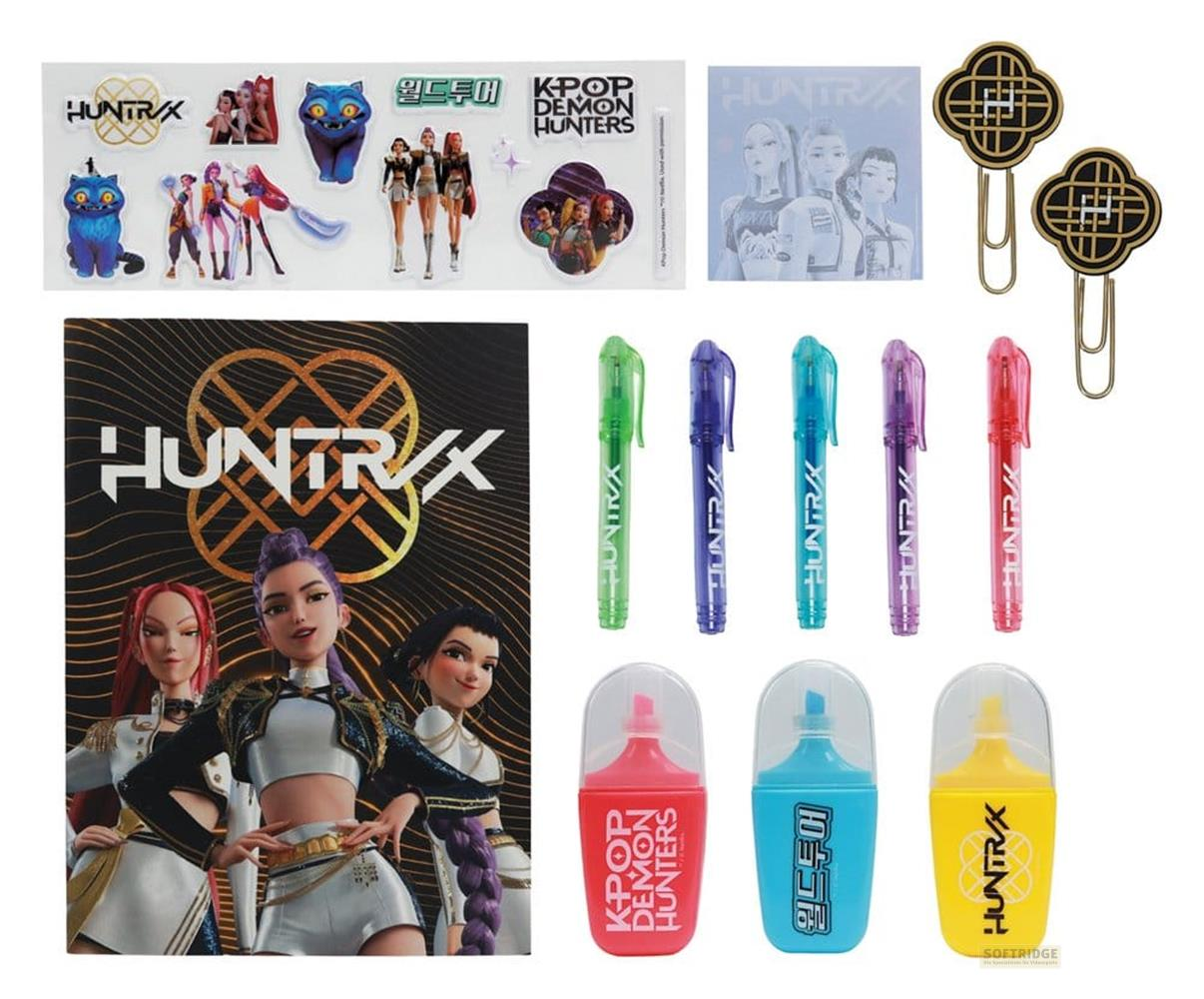 K-Pop-Merchandise: Aufkleber, Stifte, Lesezeichen und ein Poster mit Anime-Figuren.