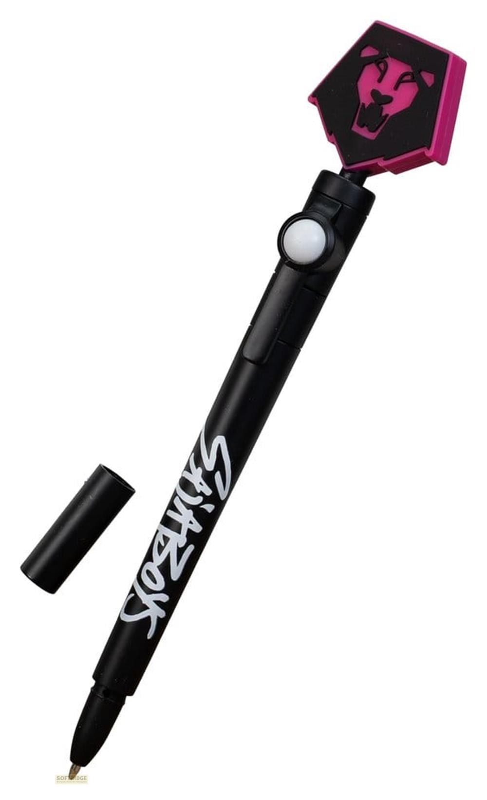 Ein schwarzer Stift mit pinkem Löwenkopf-Aufsatz und dem Schriftzug „SABBOYS“.
