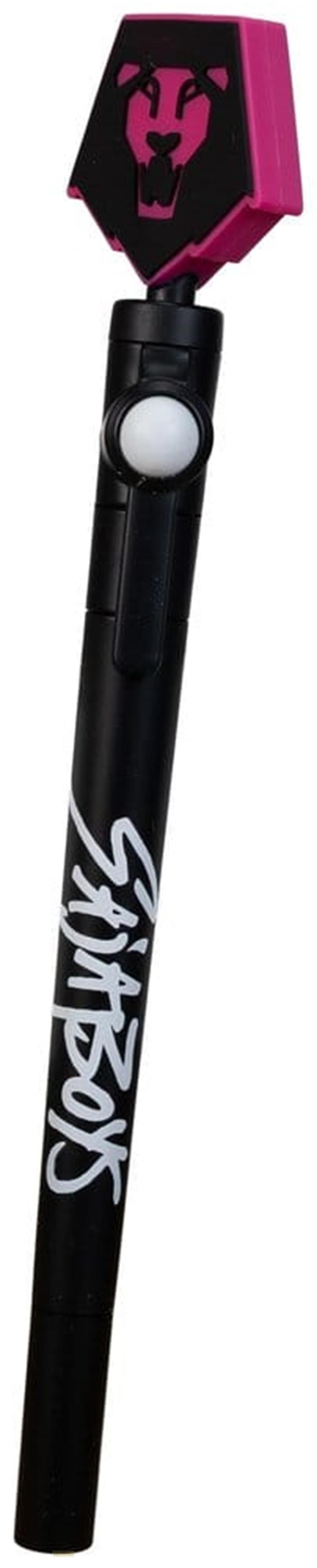 Ein schwarzer Stift mit weißer Graffiti-Aufschrift und einem pink-schwarzen Löwenkopf-Aufsatz.
