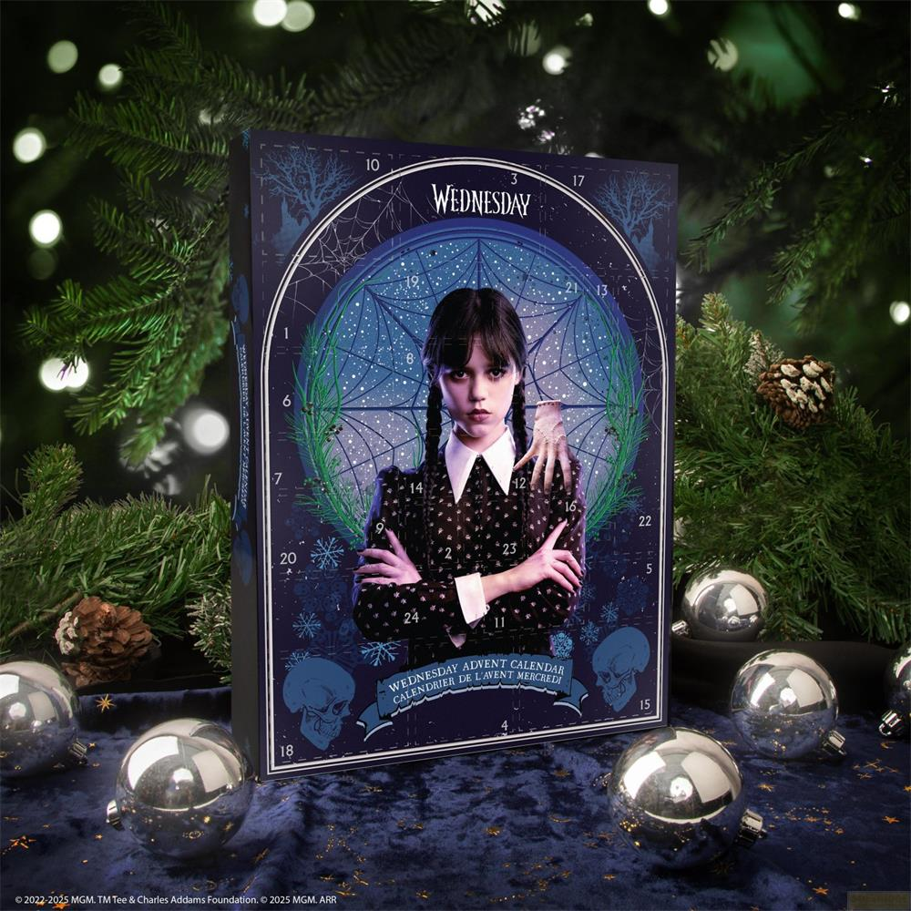 Mittwoch-Adventskalender mit Mittwochs Porträt, umgeben von Weihnachtskugeln und Tannenzweigen.