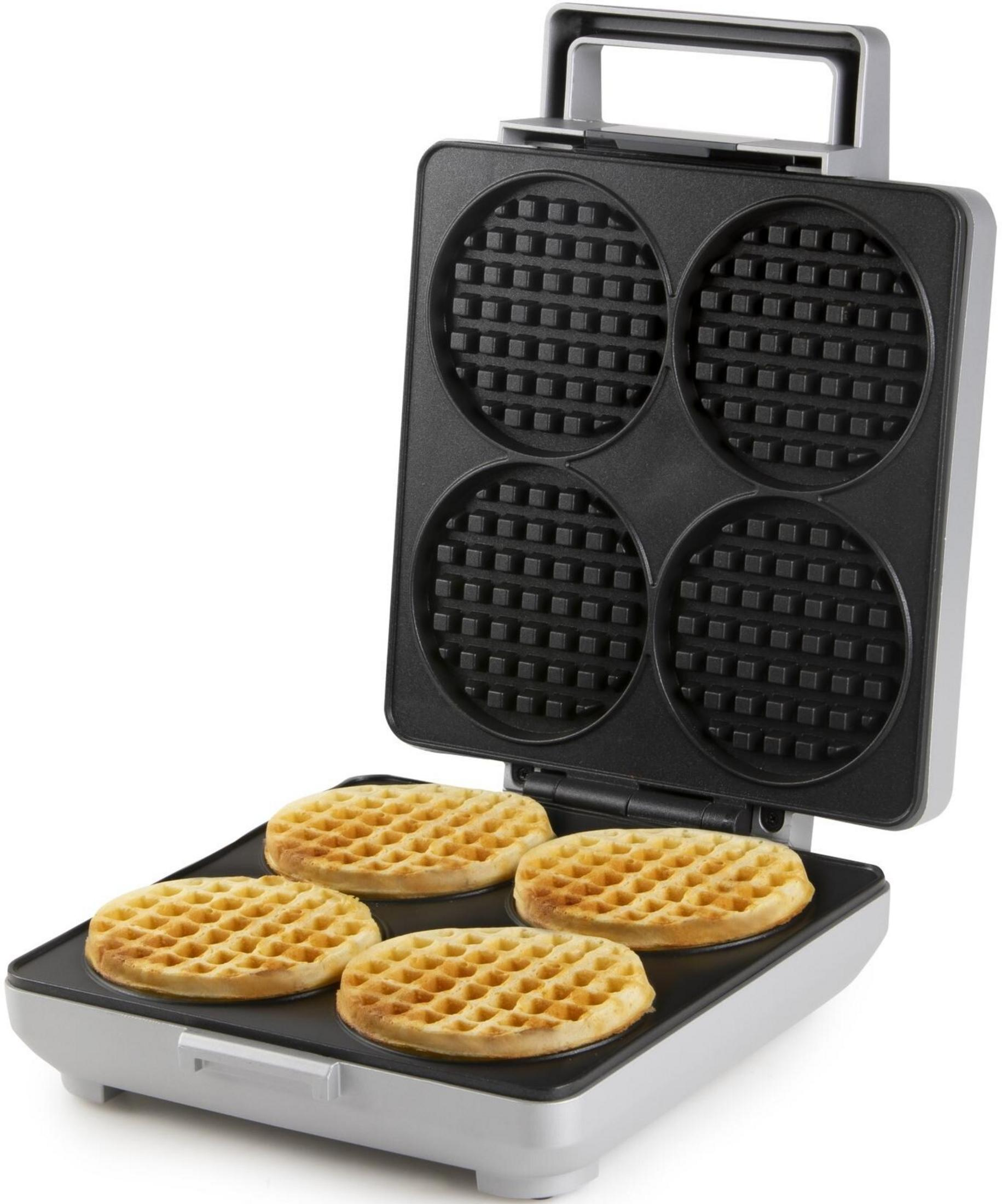 Ein offener Waffelautomat mit vier runden, goldbraunen Waffeln auf der unteren Platte.