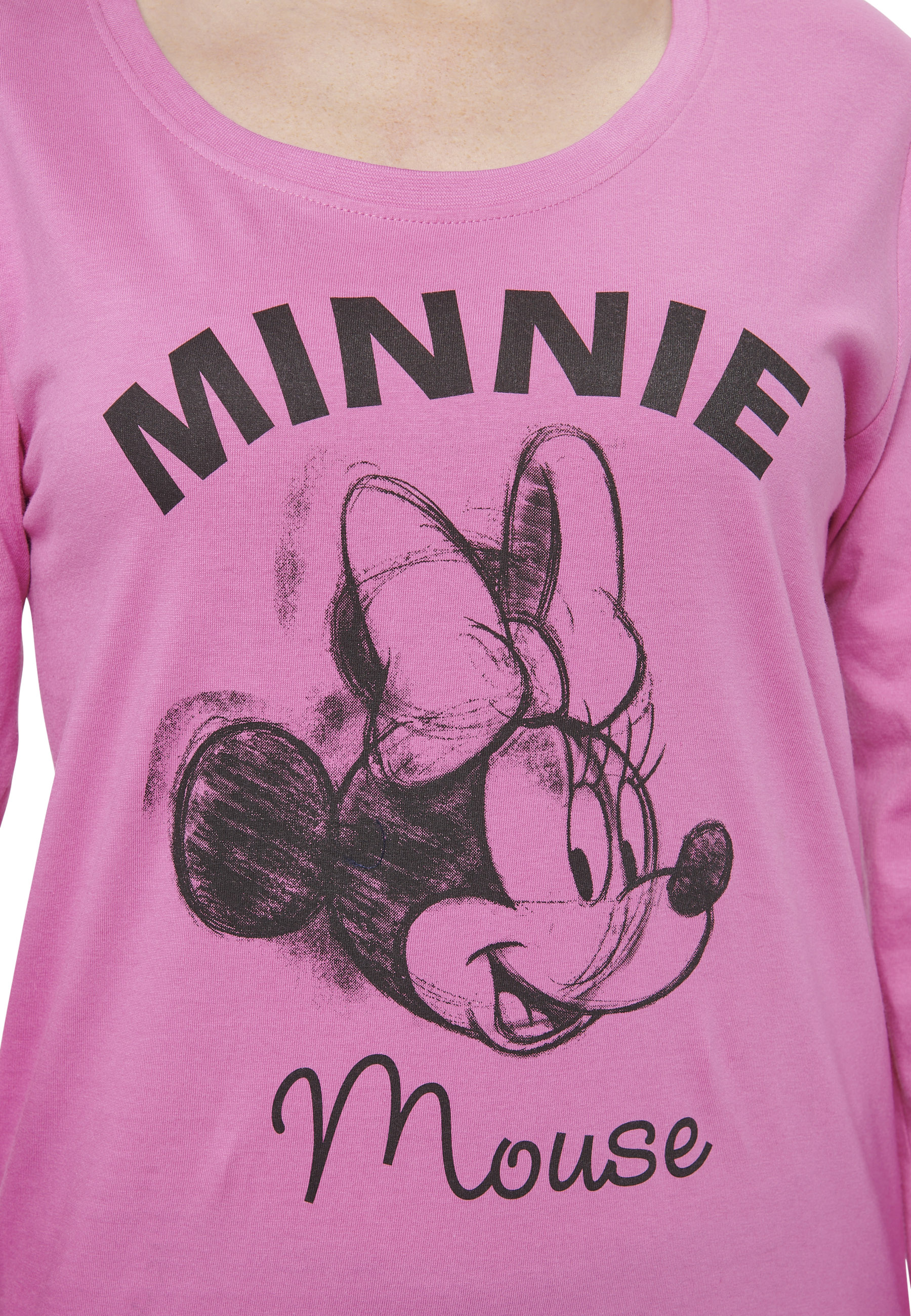 Ein rosa T-Shirt mit Minnie Maus-Aufdruck und Schriftzug.