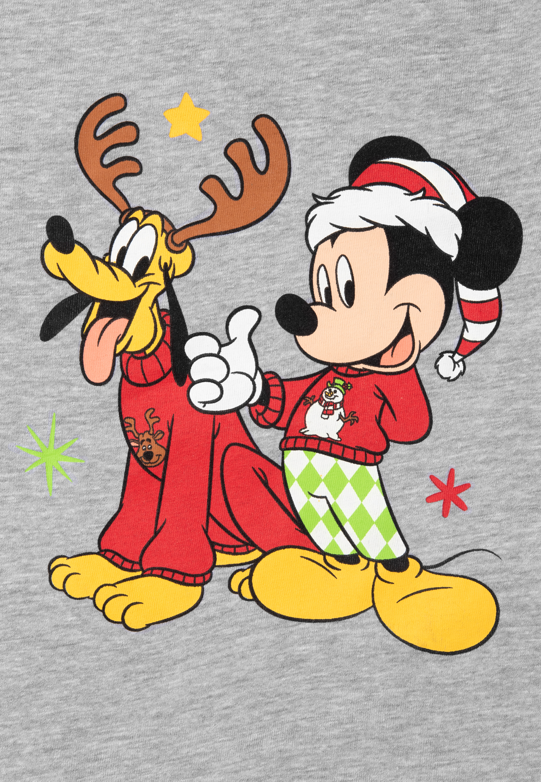 Mickey Maus und Pluto in Weihnachtspullover und -hosen auf grauem Hintergrund.