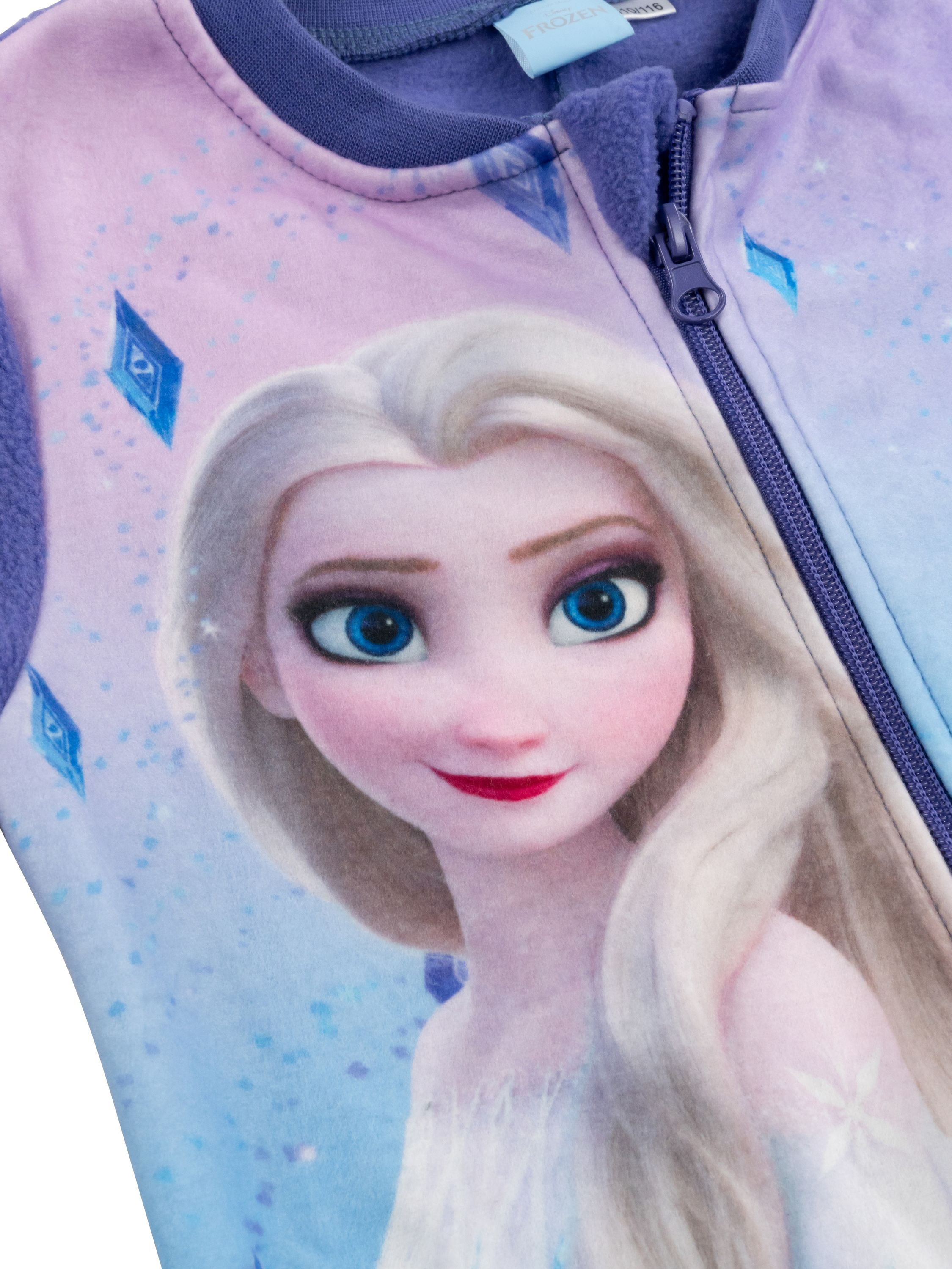 Elsa aus Frozen auf einem lila Fleece-Schlafanzug mit Reißverschluss.