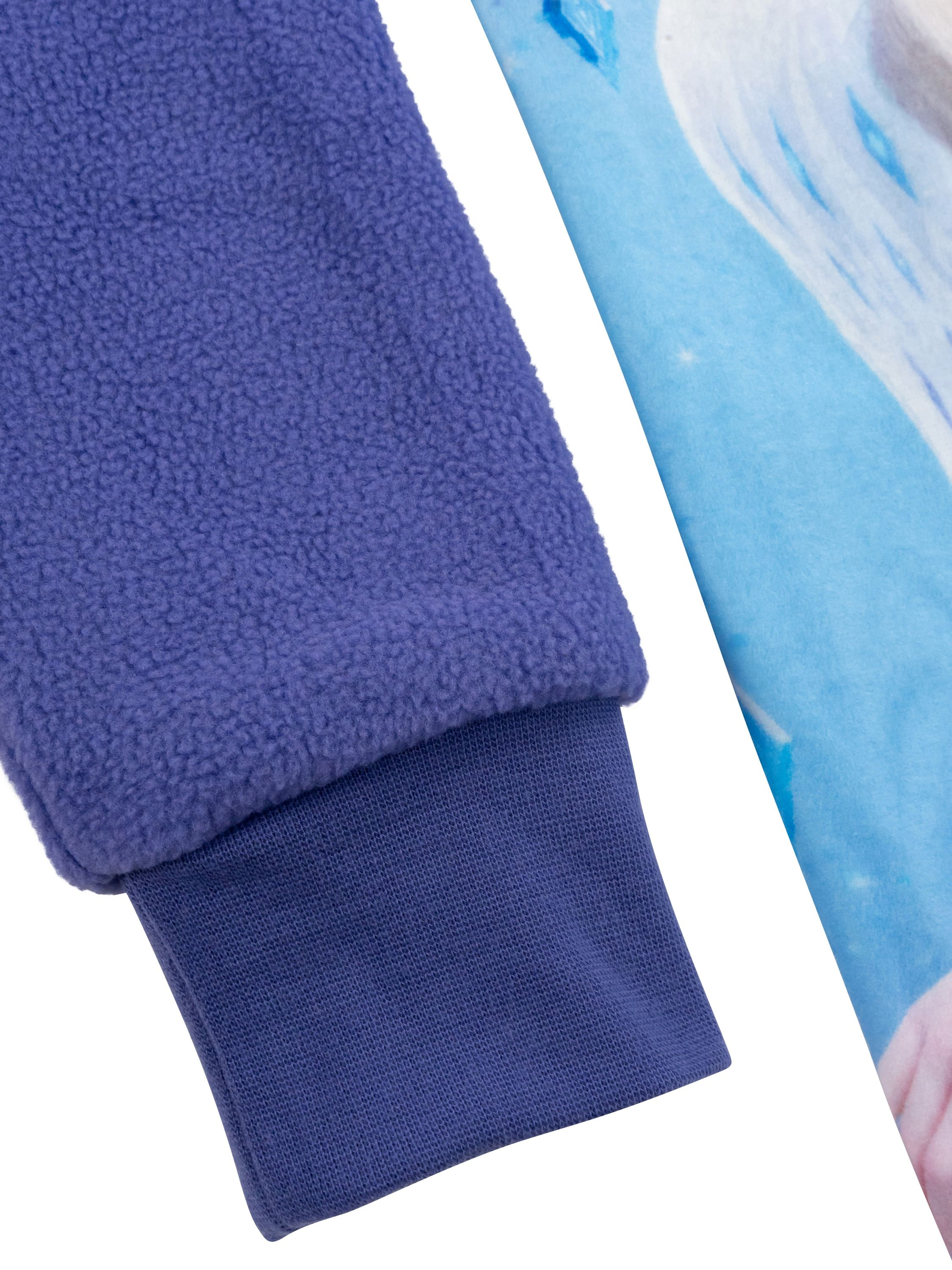 Ein blauer Fleece-Ärmel mit Bündchen und Teil eines bedruckten Stoffes.