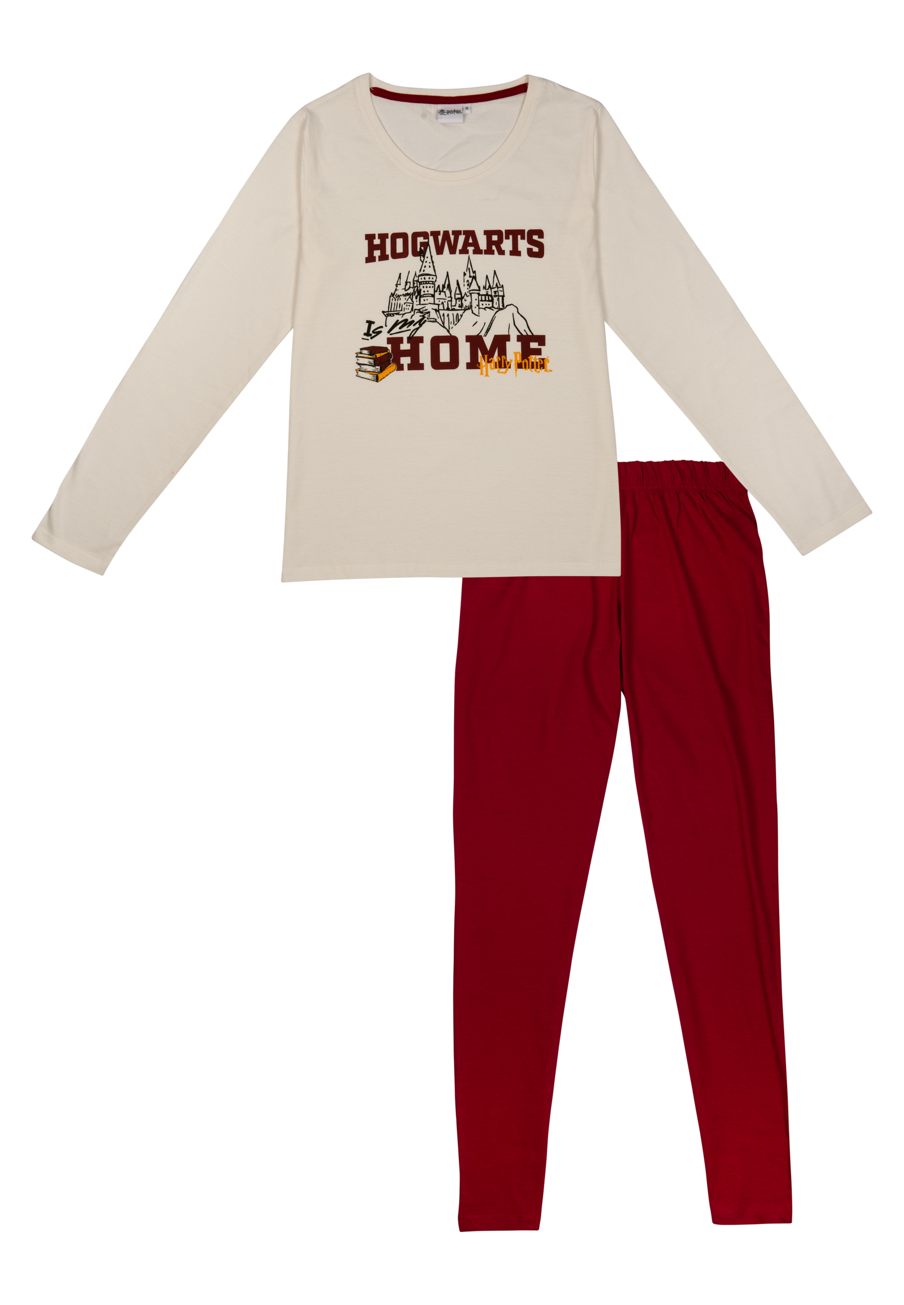 Ein beigefarbener Schlafanzug mit langen Ärmeln und roter Hose, mit Hogwarts-Aufdruck.