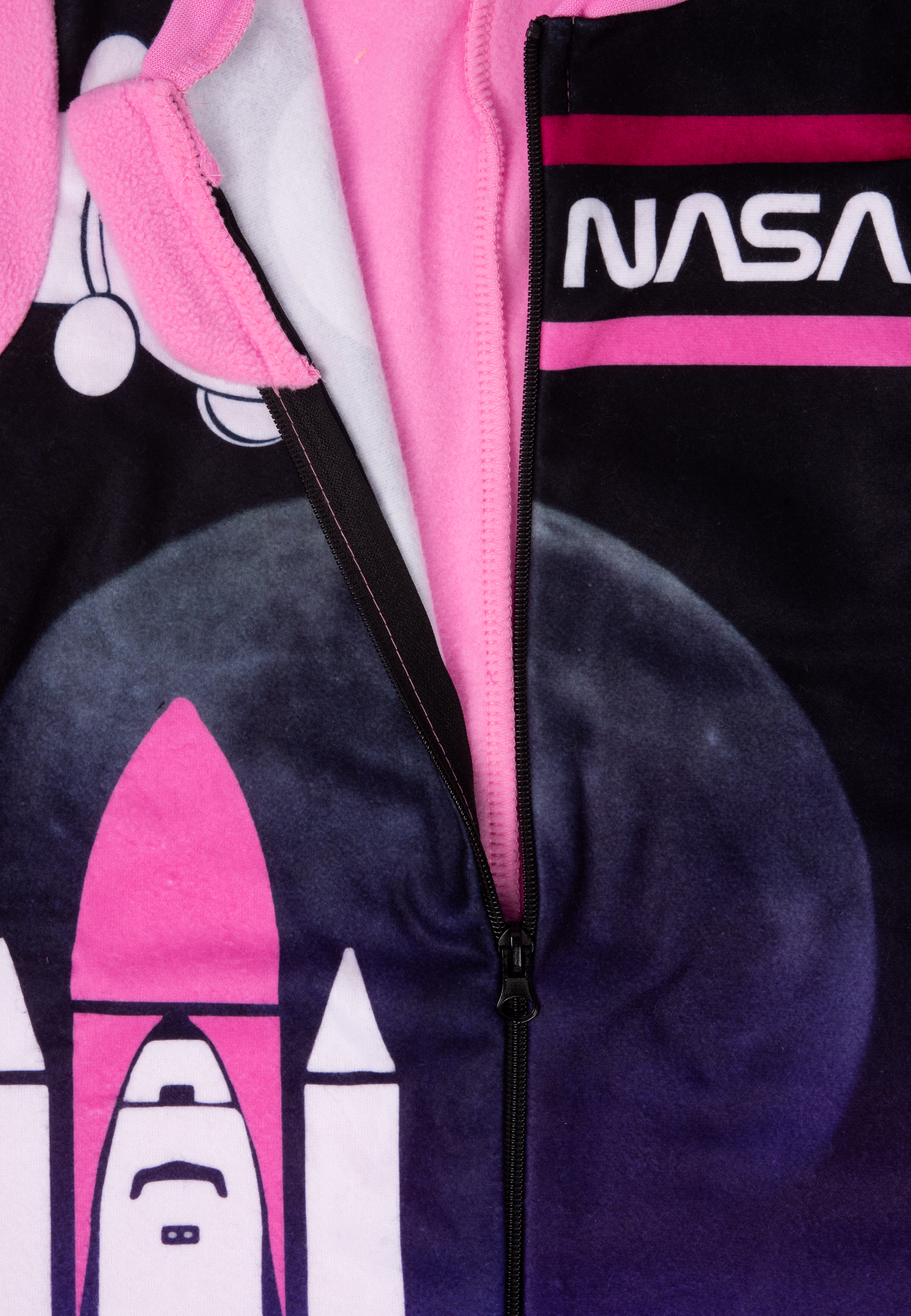 Ein pink-schwarzer Schlafanzug mit NASA-Logo, Raketen und Mond.