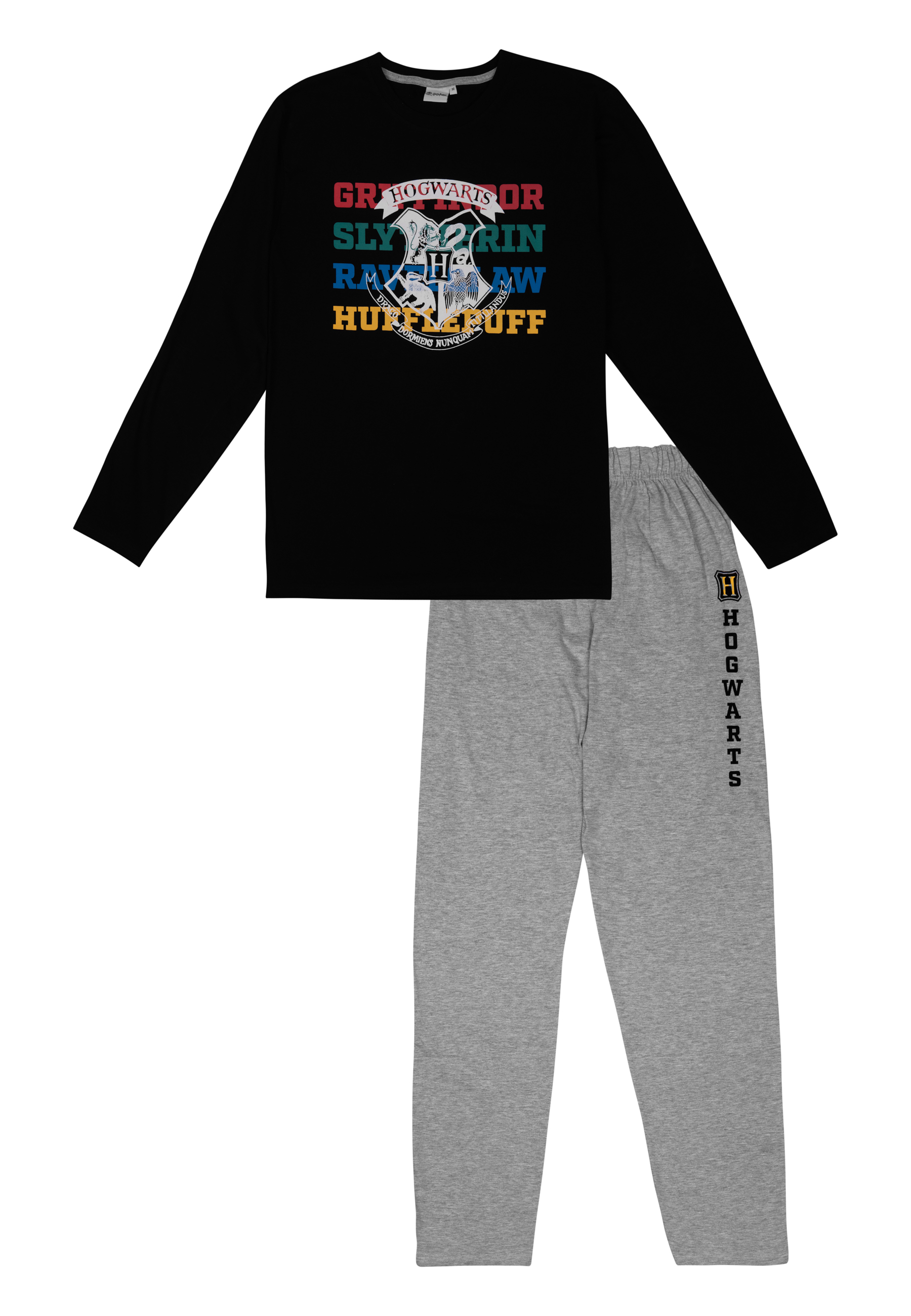 Schwarzer Pyjamaoberteil mit Hogwarts-Wappen und grauer Pyjamahose mit „Hogwarts“-Schriftzug.