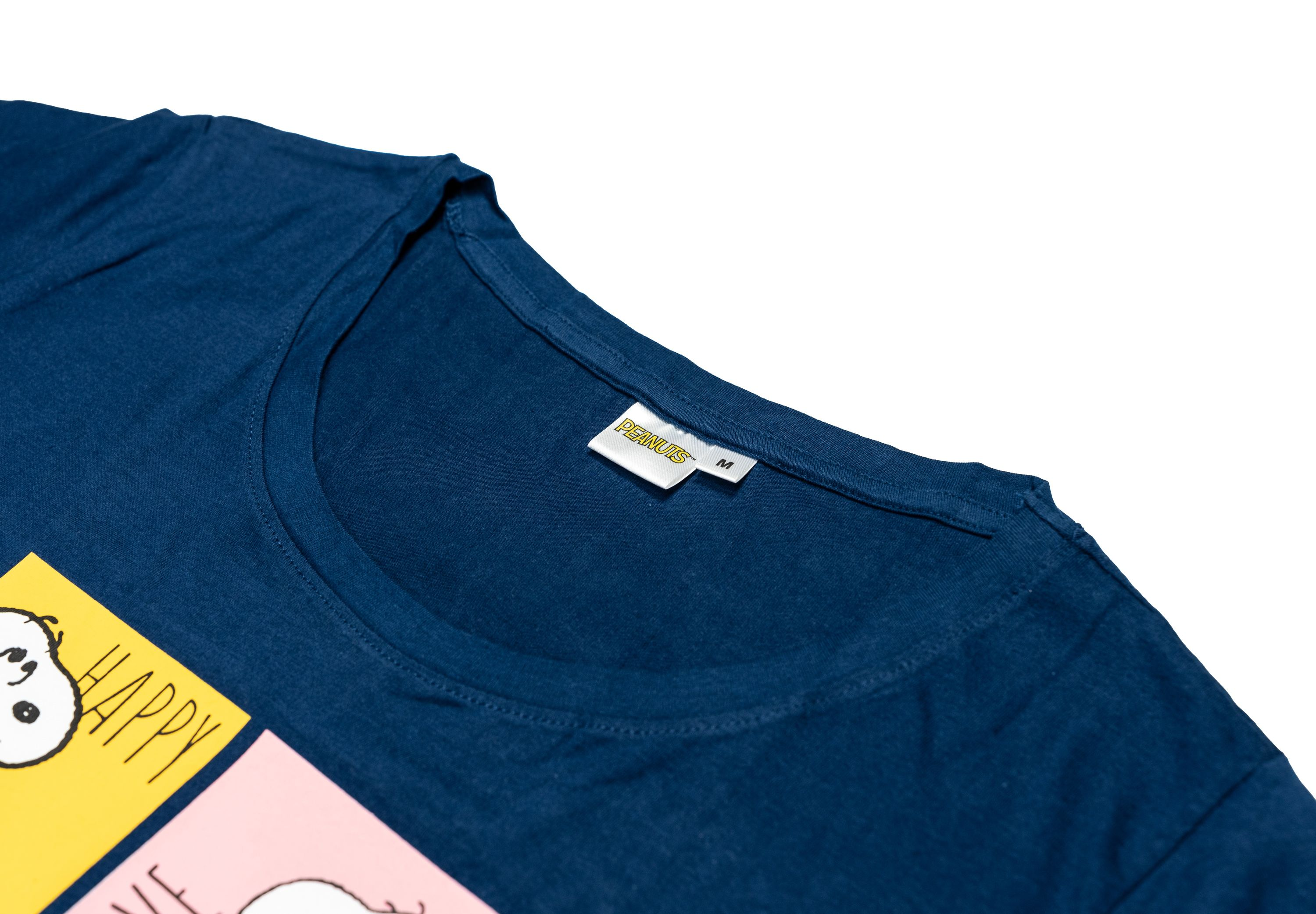 Dunkelblaues T-Shirt mit Snoopy-Aufdruck und Größenetikett.