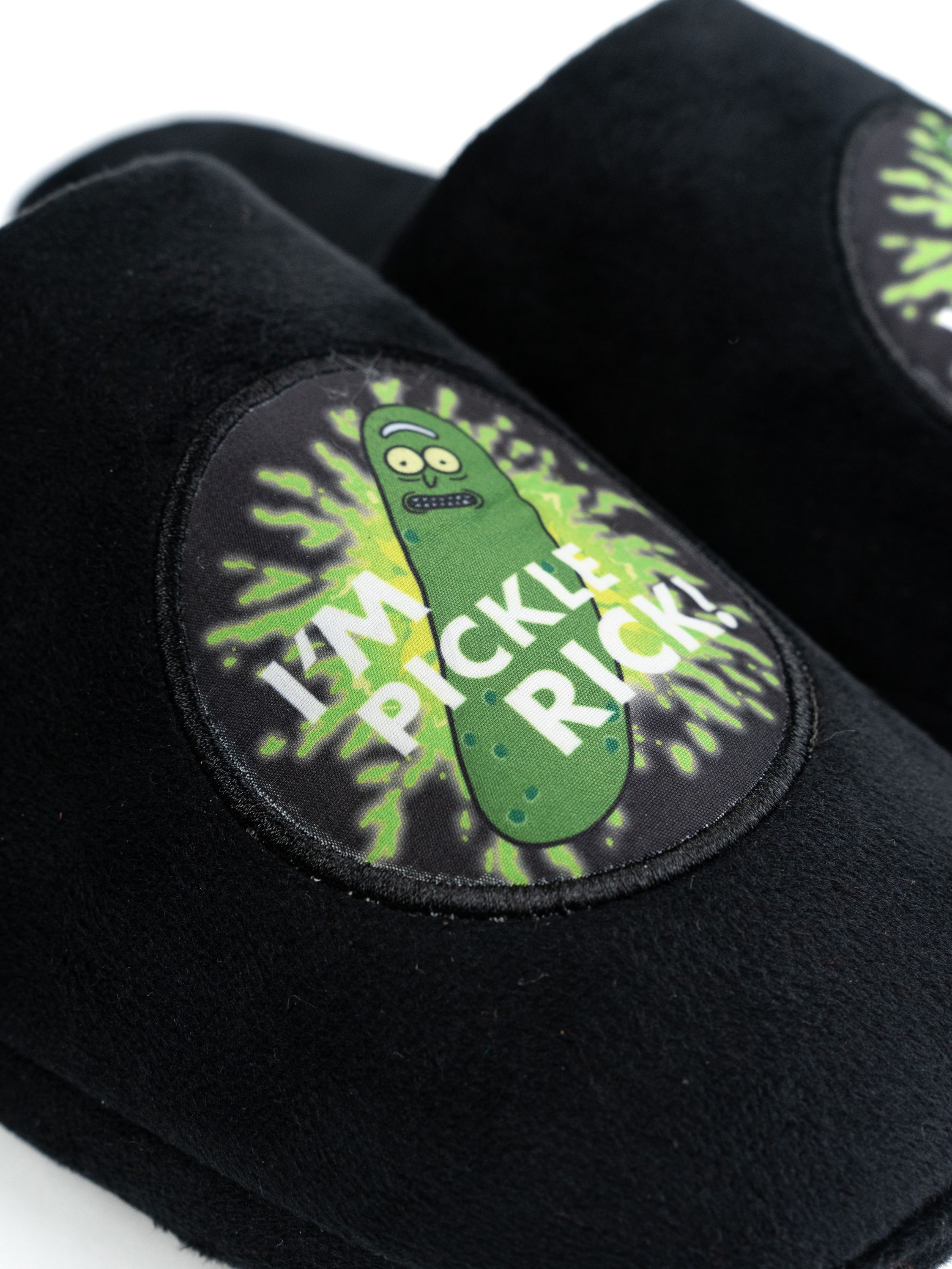 Schwarze Hausschuhe mit Pickle Rick-Aufnäher