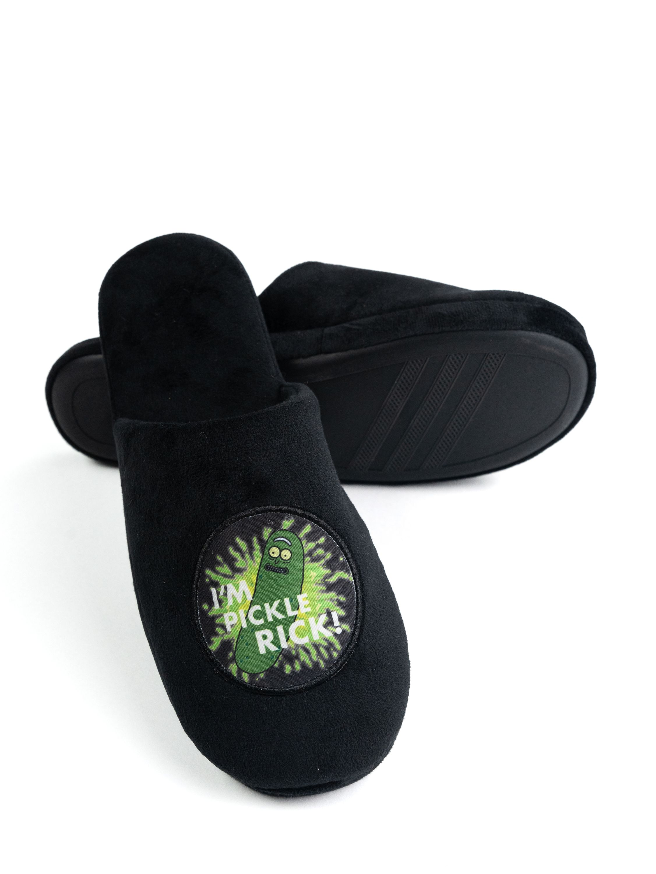 Schwarze Pantoffeln mit Pickle Rick-Aufdruck auf weißem Hintergrund.