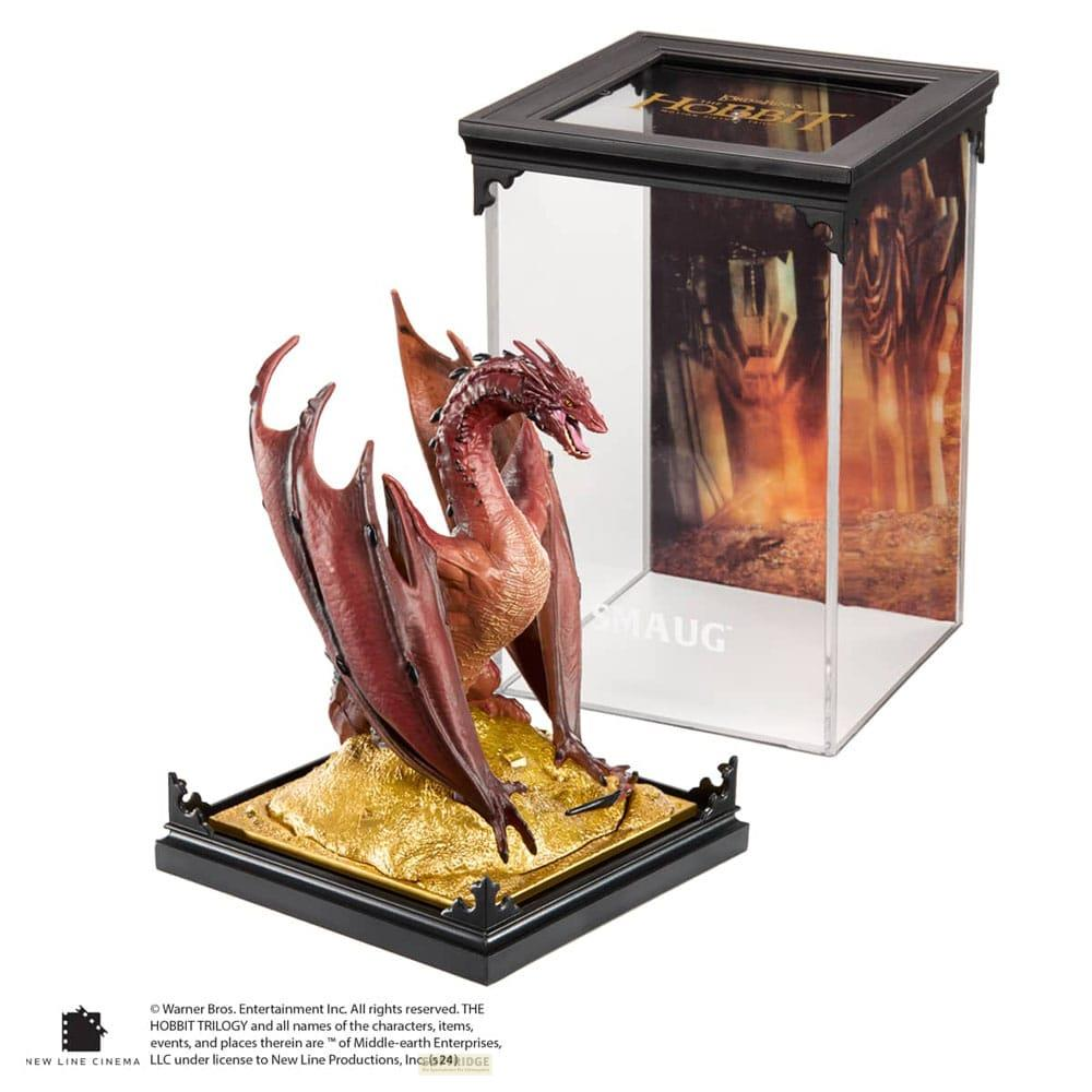 Ein roter Drache steht auf einem goldenen Podest vor einem Display.