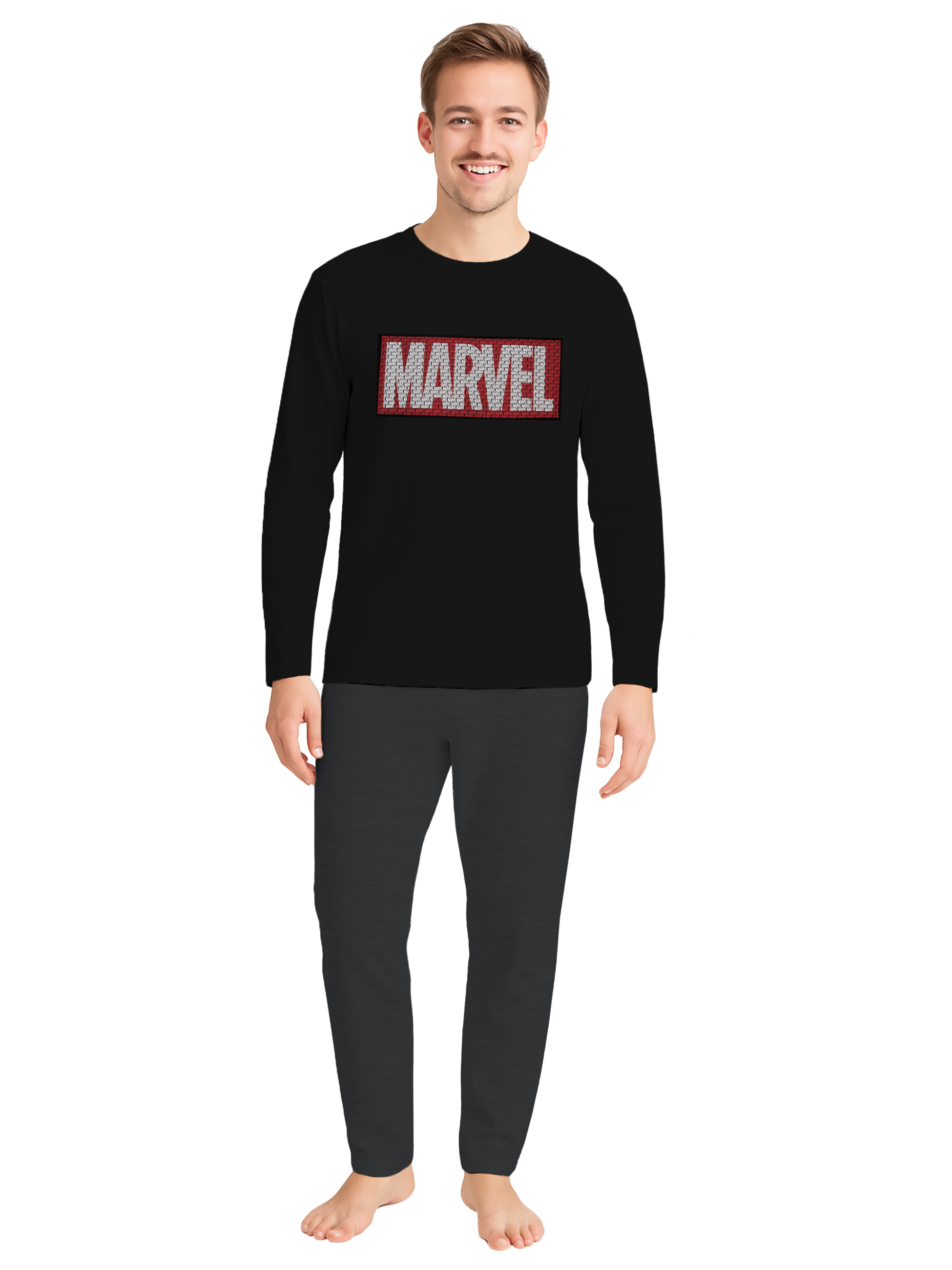 Mann in schwarzem Langarmshirt mit MARVEL-Logo und dunklen Hosen.