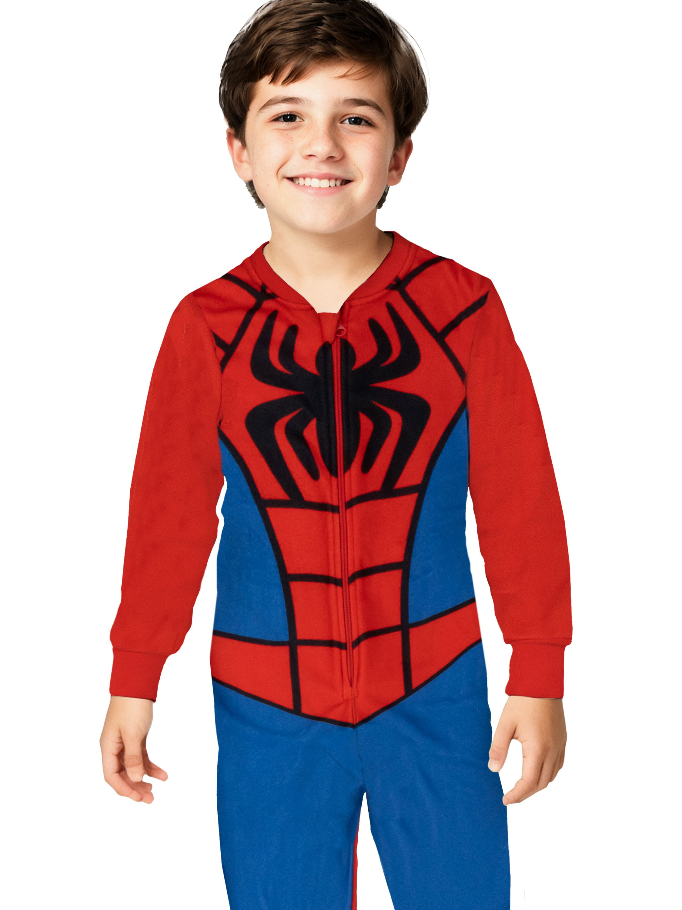 Ein Junge lächelt in einem Spiderman-Einteiler mit rotem Oberteil und blauer Hose.