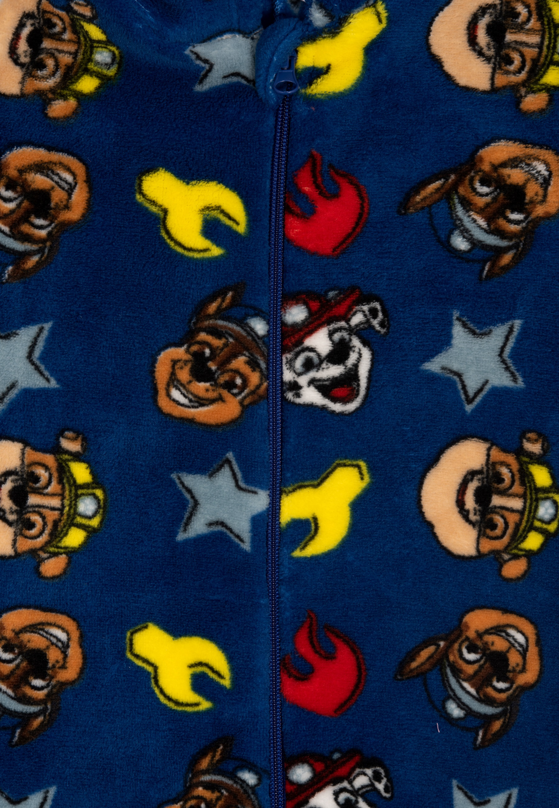 Blauer Stoff mit Paw Patrol Charakteren, Sternen, Flammen und gelben Symbolen.