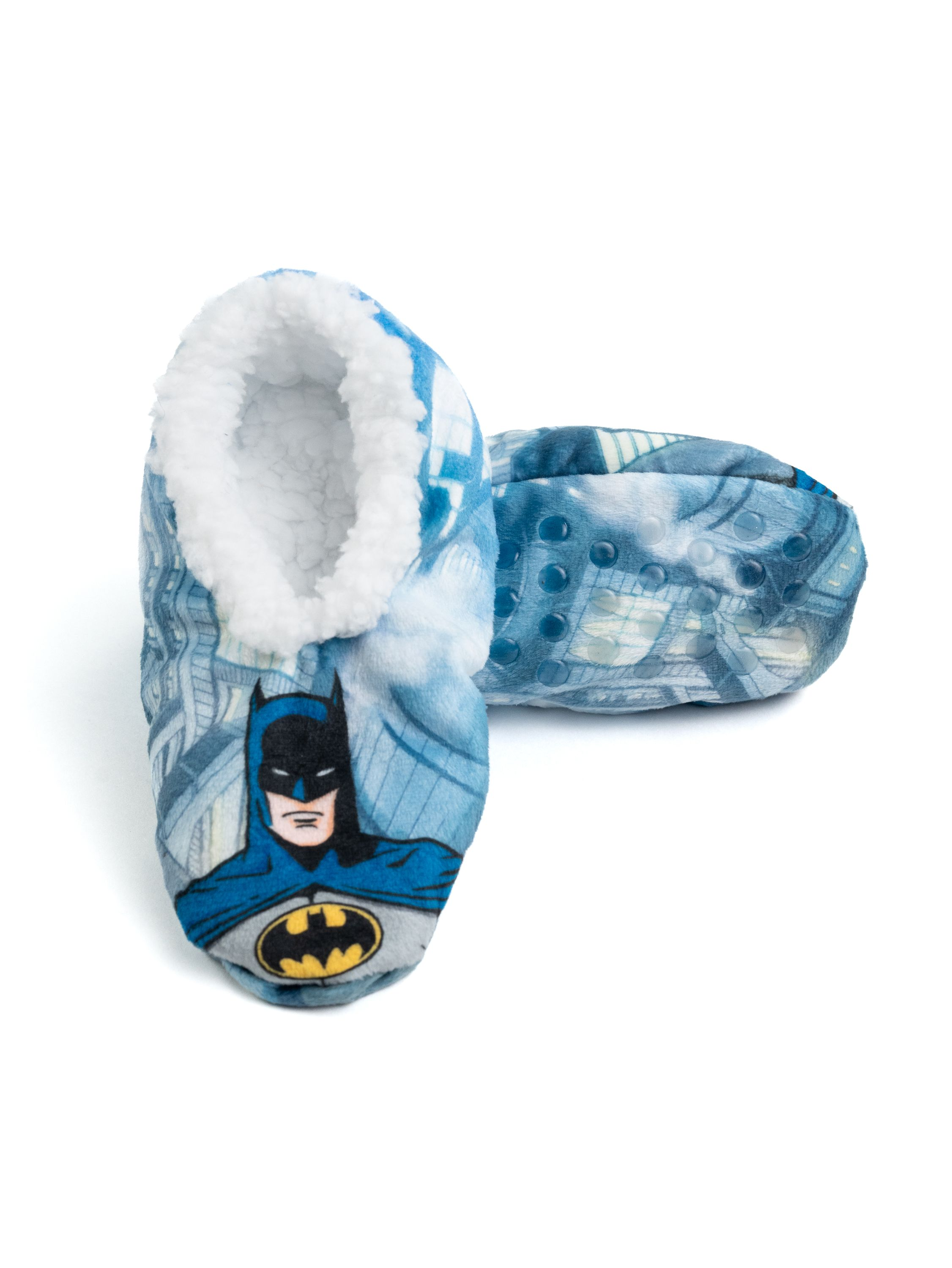 Blaue Batman-Hausschuhe mit weißem Fellfutter und Stadtmotiv.