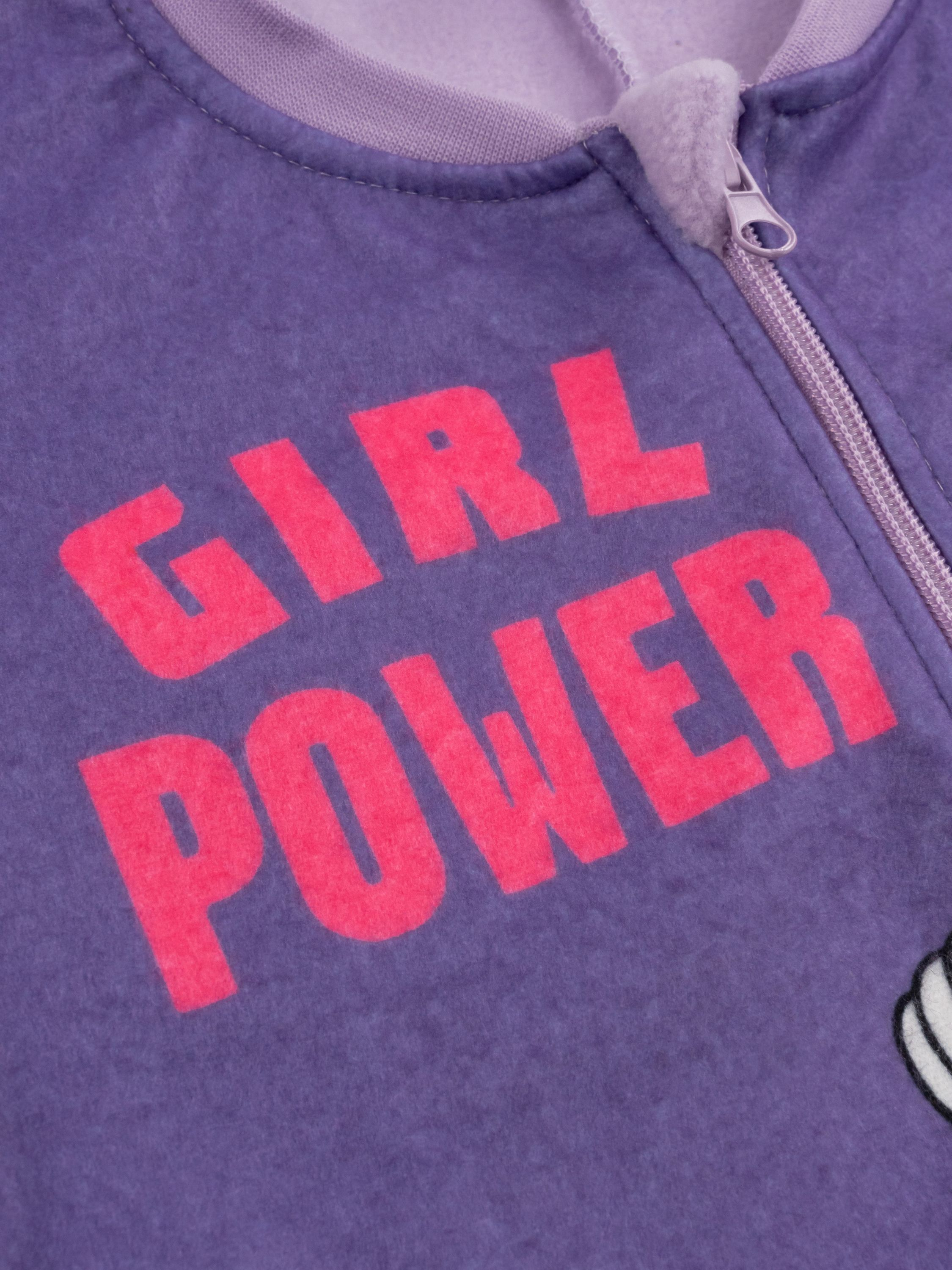 Lila Fleece-Overall mit "GIRL POWER" Aufdruck und Reißverschluss.