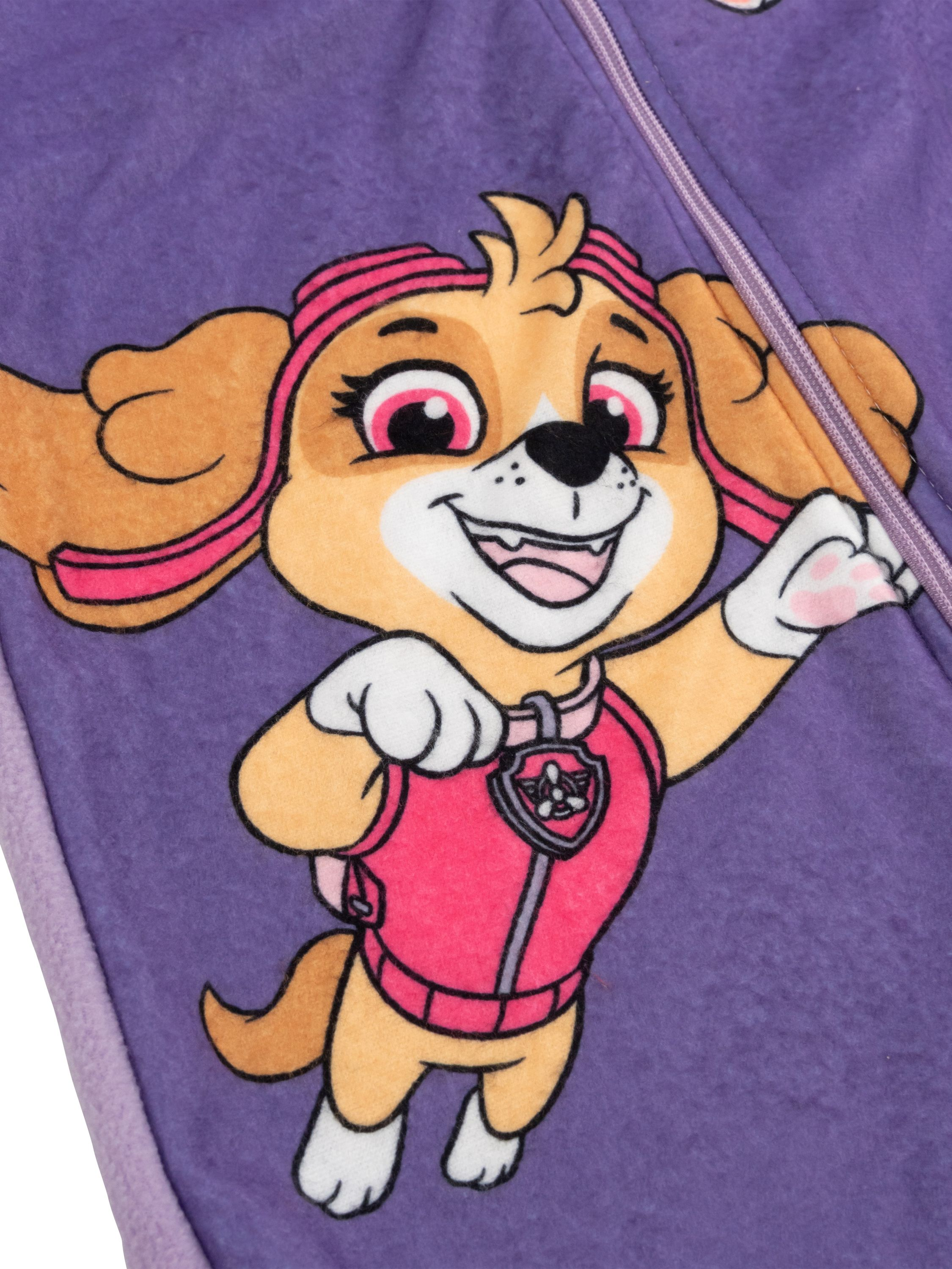 Ein violetter Fleece-Schlafanzug mit einem Paw Patrol-Charakter, Hundewelpe Skye.