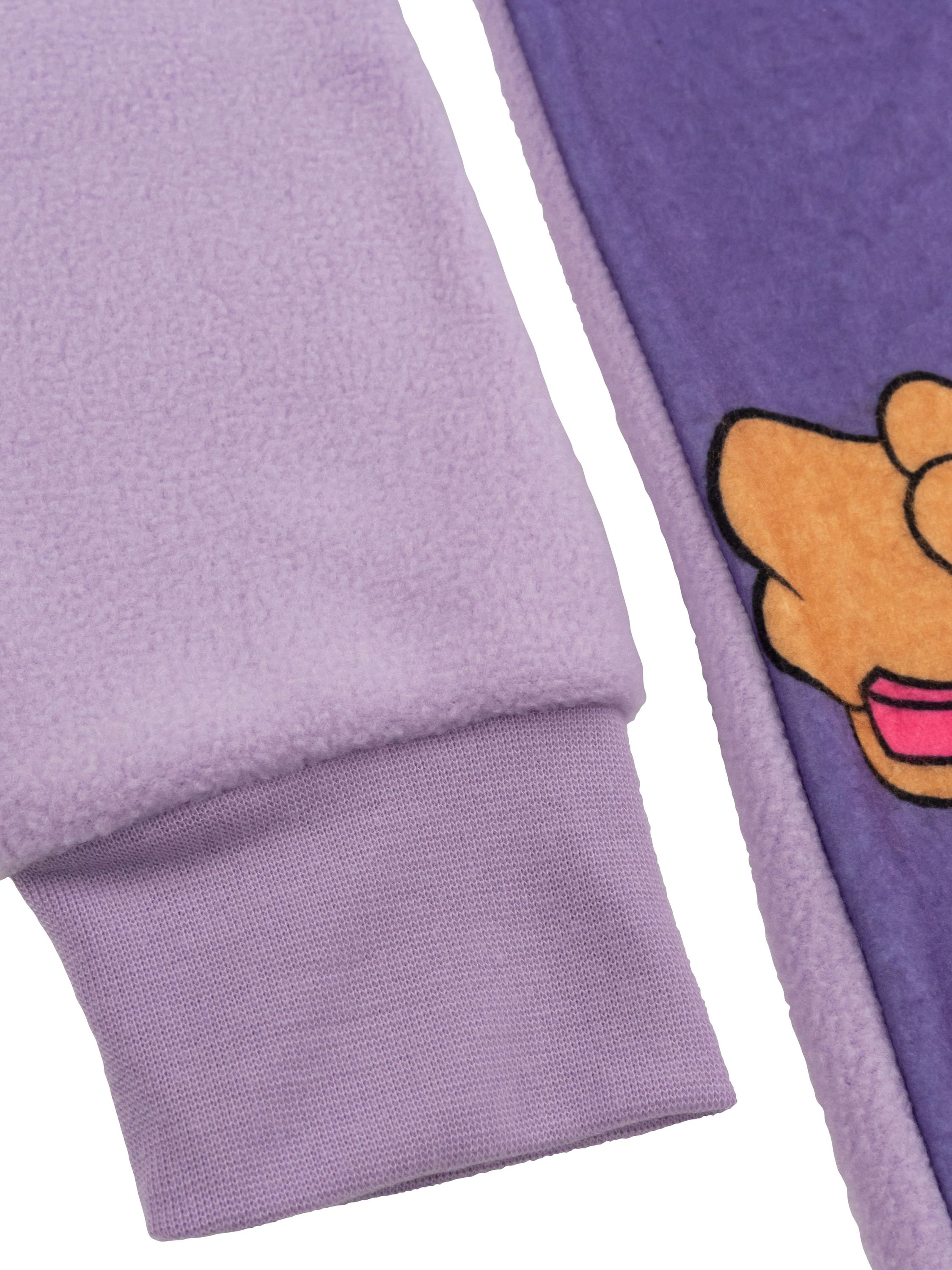 Lila Fleece-Ärmel mit Bündchen und einem Teil eines lila Pullovers mit orangefarbenem Motiv.