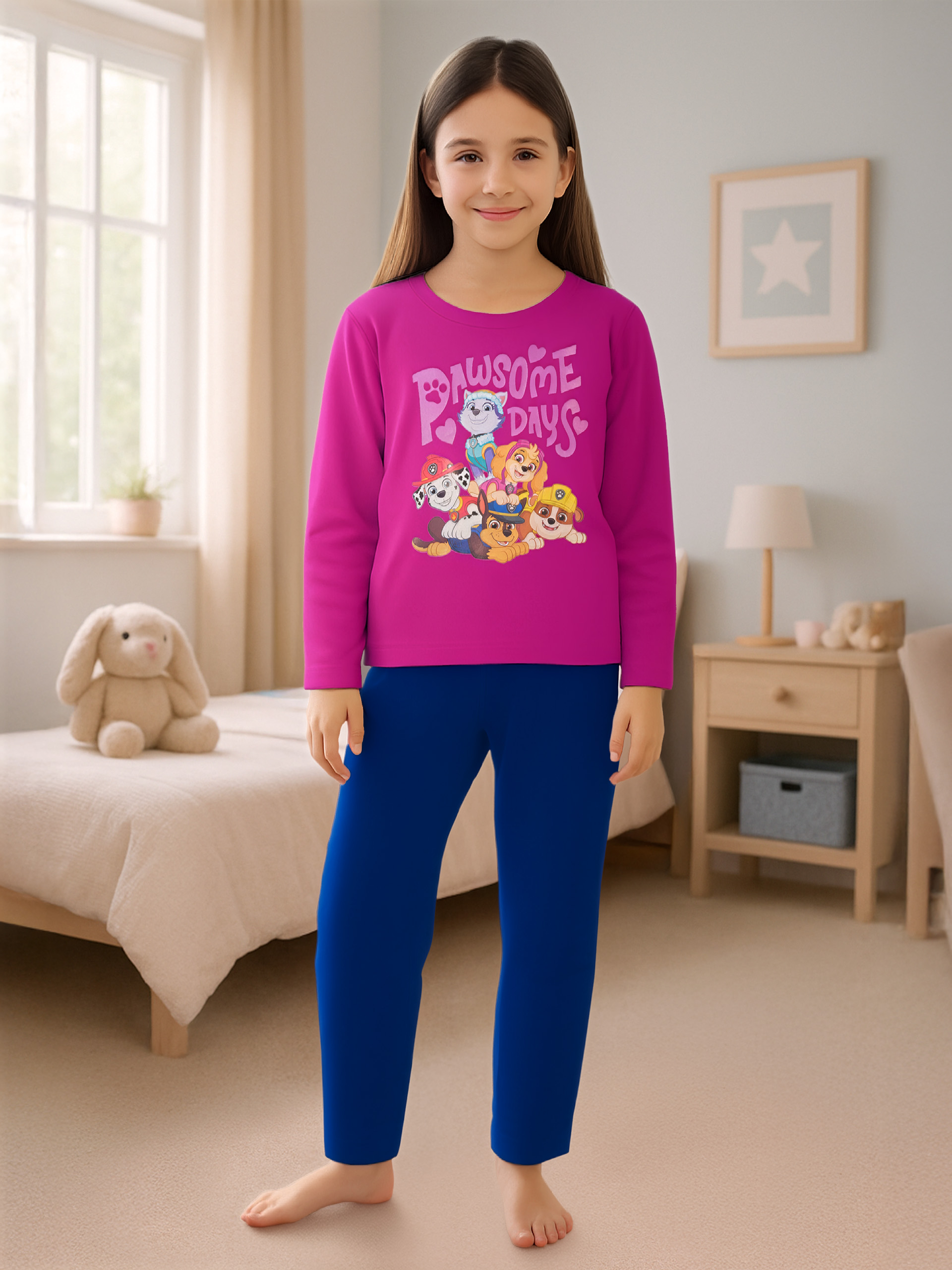 Ein Mädchen im Schlafanzug mit Paw Patrol Aufdruck steht in einem Schlafzimmer.