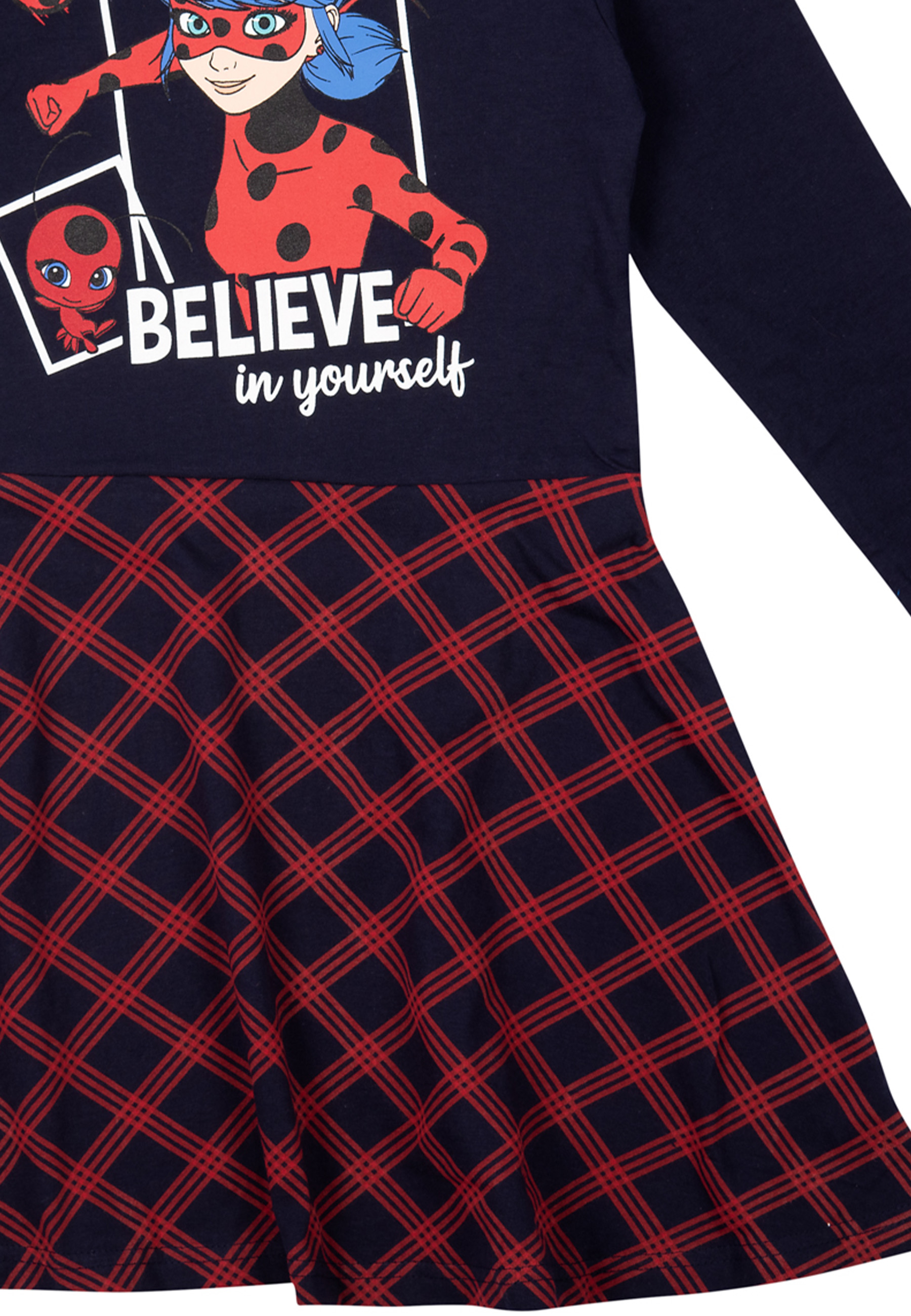 Dunkelblaues Kleid mit Ladybug-Aufdruck und kariertem Rock.