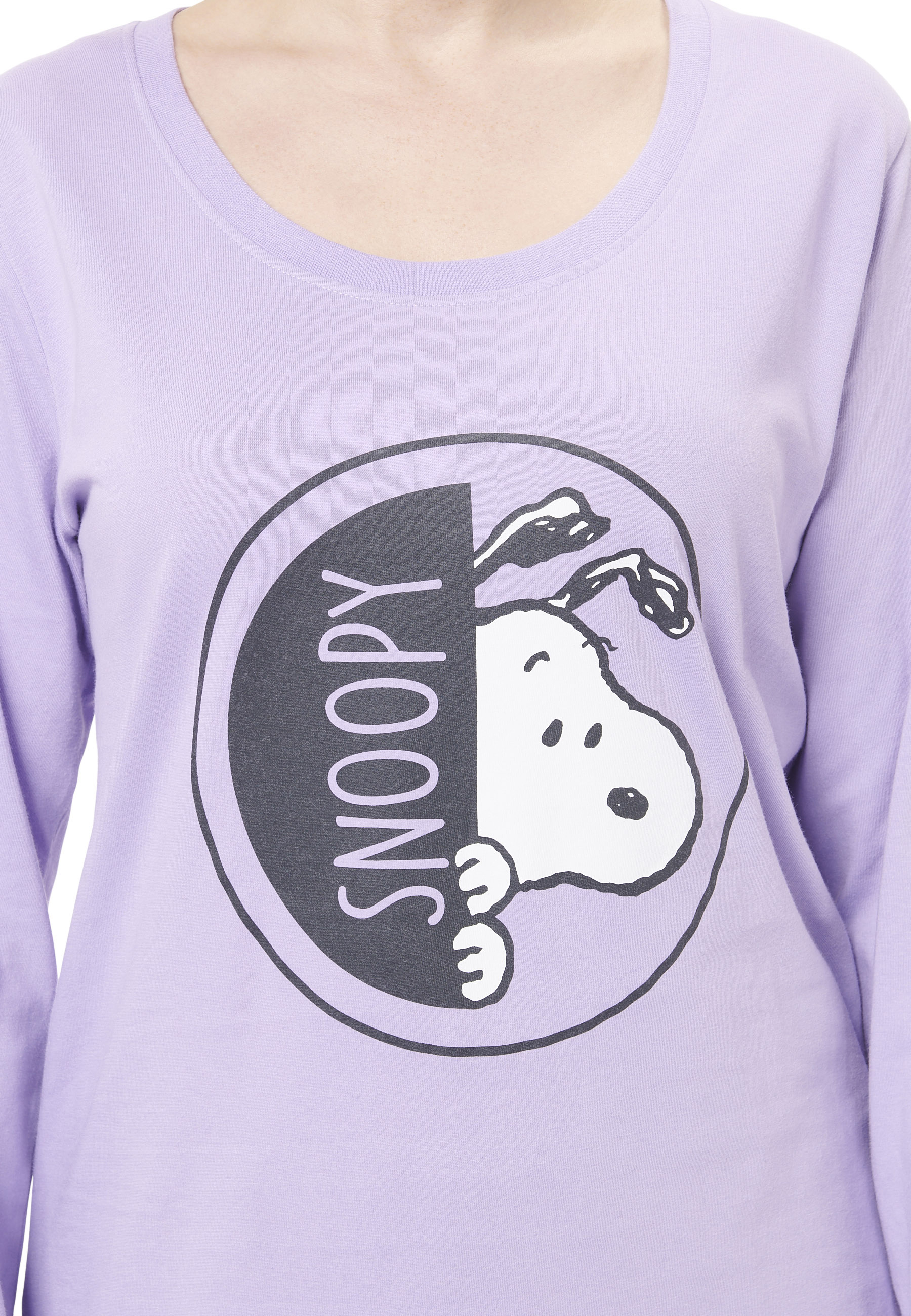 Ein lila T-Shirt mit einem Snoopy-Aufdruck im Kreis.