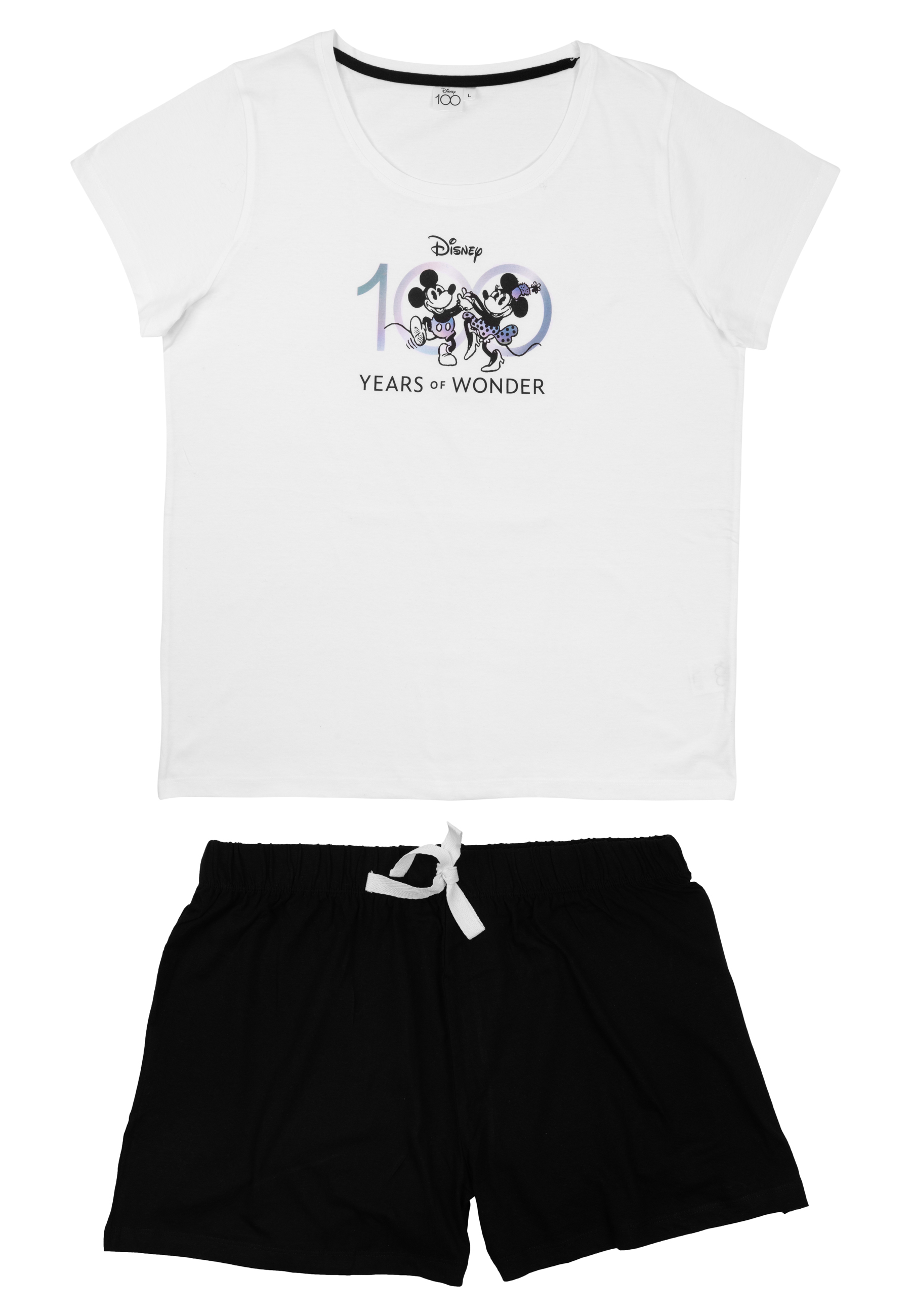 Ein weißes Disney 100 T-Shirt mit Mickey & Minnie und schwarzen Shorts mit Kordelzug.