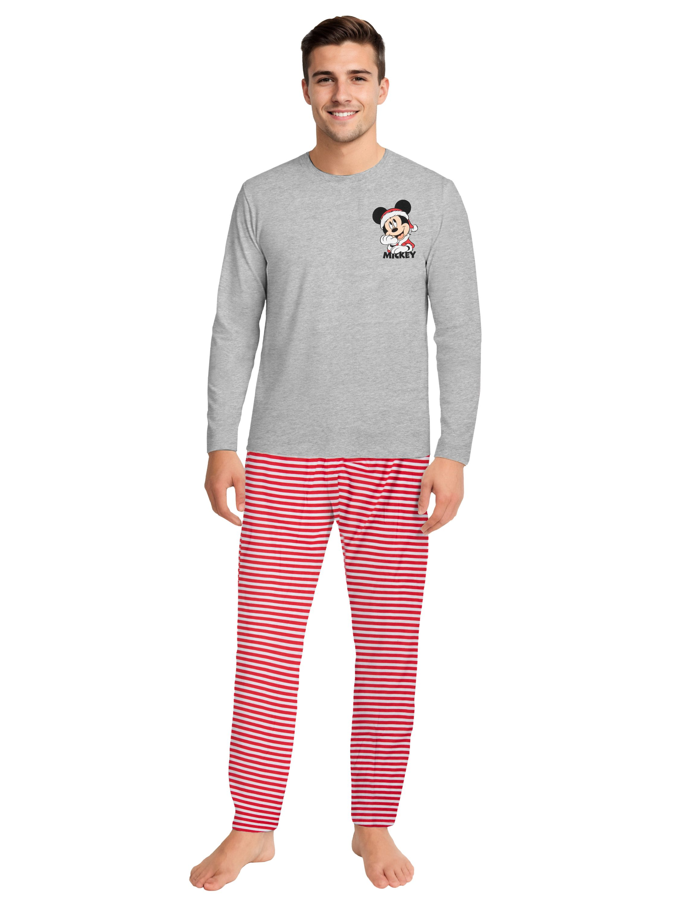 Mann in grauem Langarmshirt mit Mickey-Print und rot-weißen gestreiften Pyjamahosen.