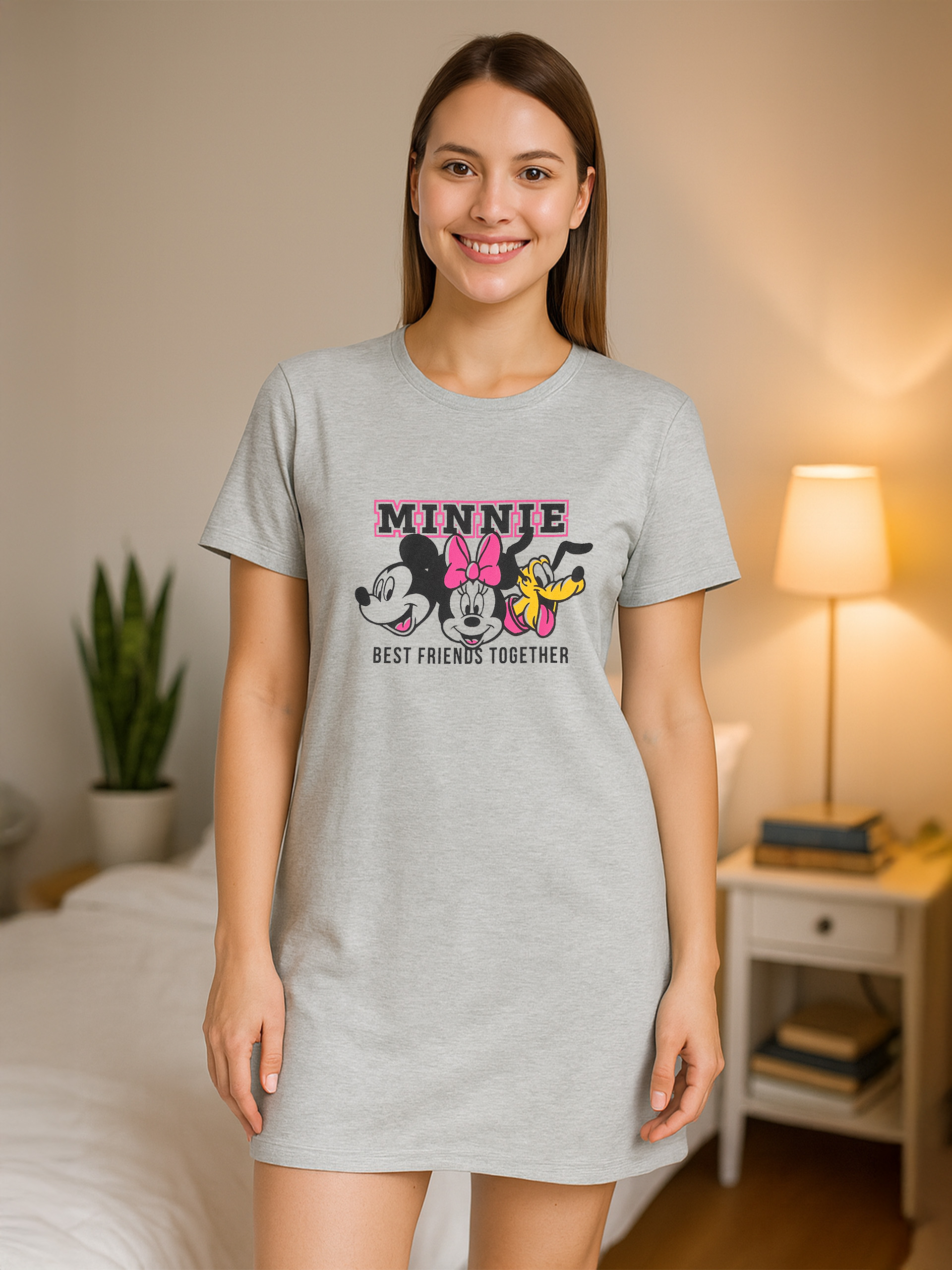 Graues Nachthemd mit Mickey, Minnie & Pluto-Aufdruck. Frau steht im Schlafzimmer.