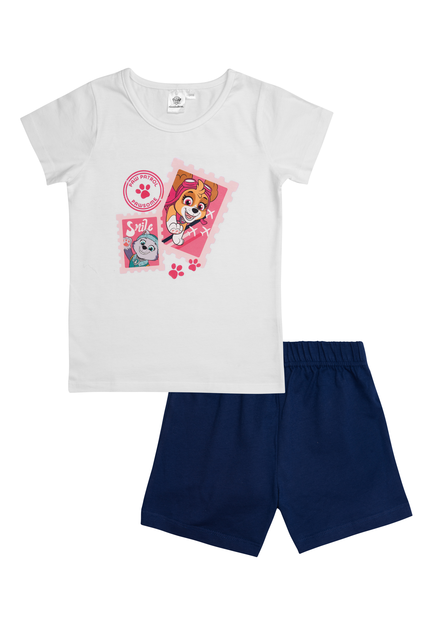 Ein weißes Paw Patrol T-Shirt mit blauer Hose. Es zeigt die Hundecharaktere.