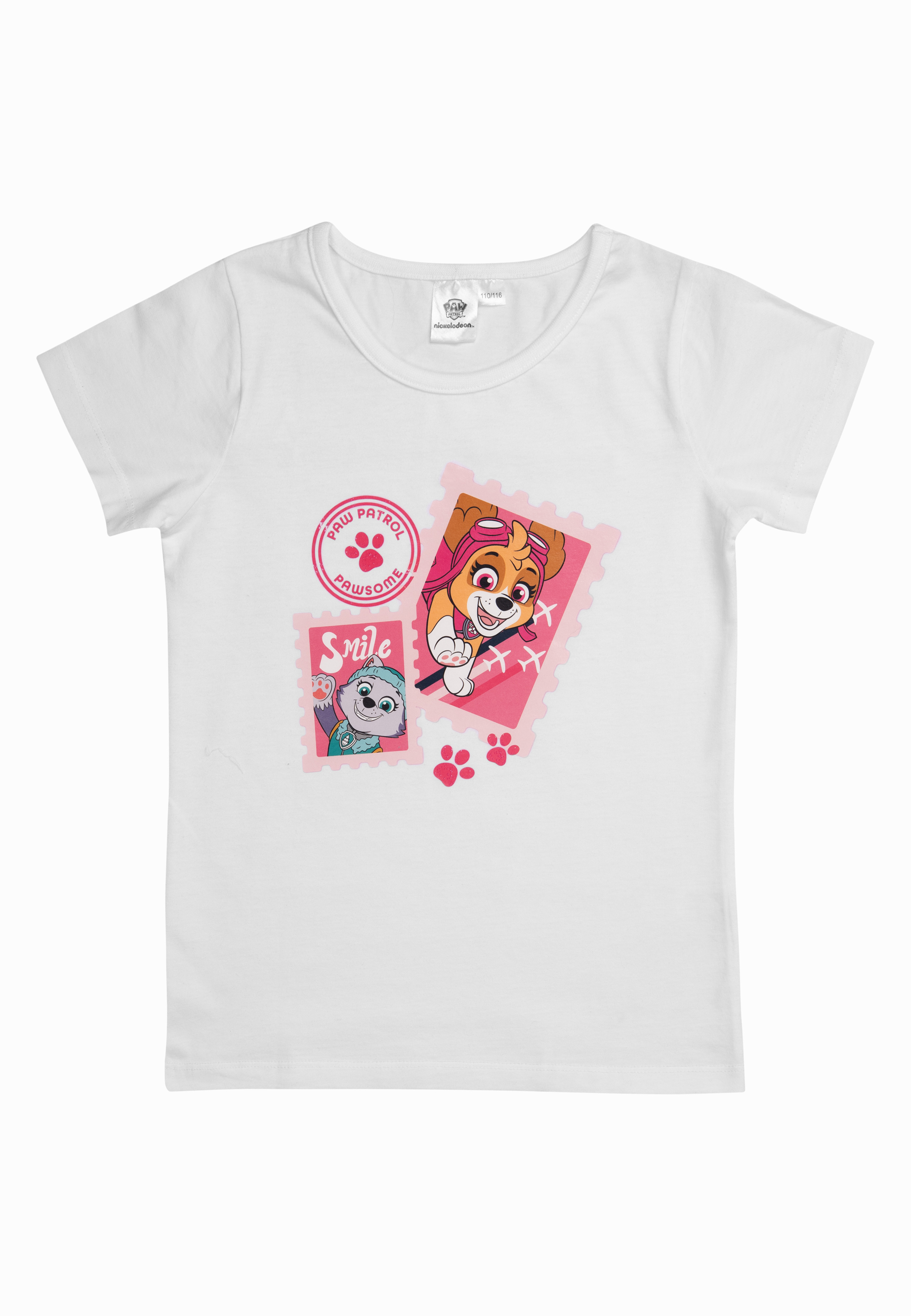 Ein weißes T-Shirt mit Paw Patrol-Aufdruck von Skye und Everest auf rosa Briefmarken.