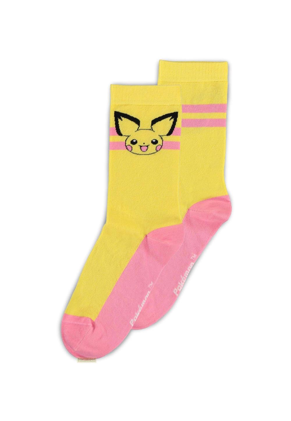 Calcetines amarillos con cara de Pikachu, rayas, talón y puntera rosas.
