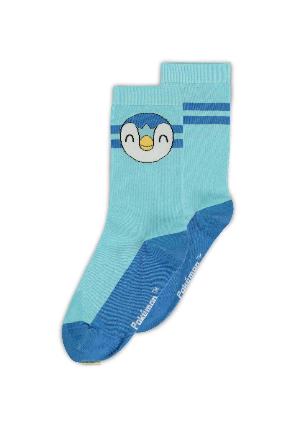 Calcetines azul claro con diseño de Piplup y rayas azules.