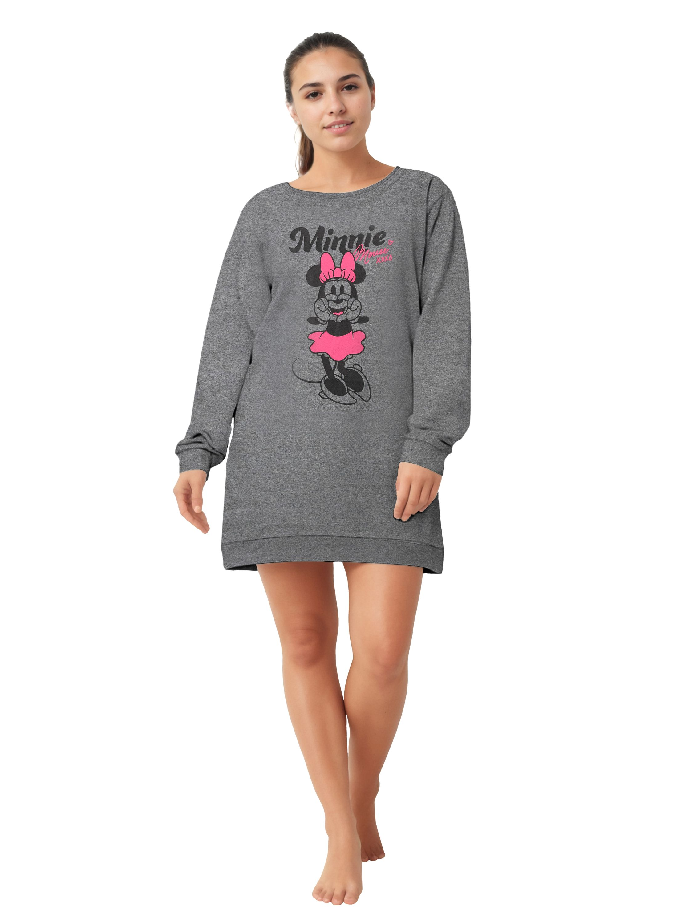 Frau in grauem Sweatkleid mit Minnie Maus Aufdruck.