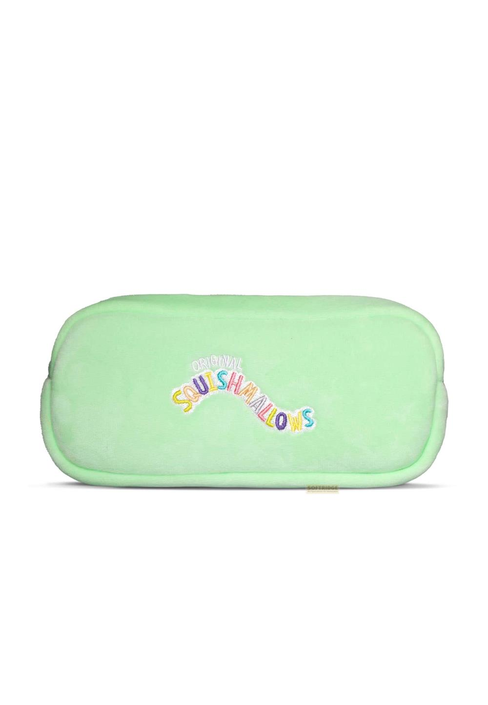 Ein hellgrüner, rechteckiger Plüschbeutel mit der Aufschrift "Squishmallows" in bunten Buchstaben.