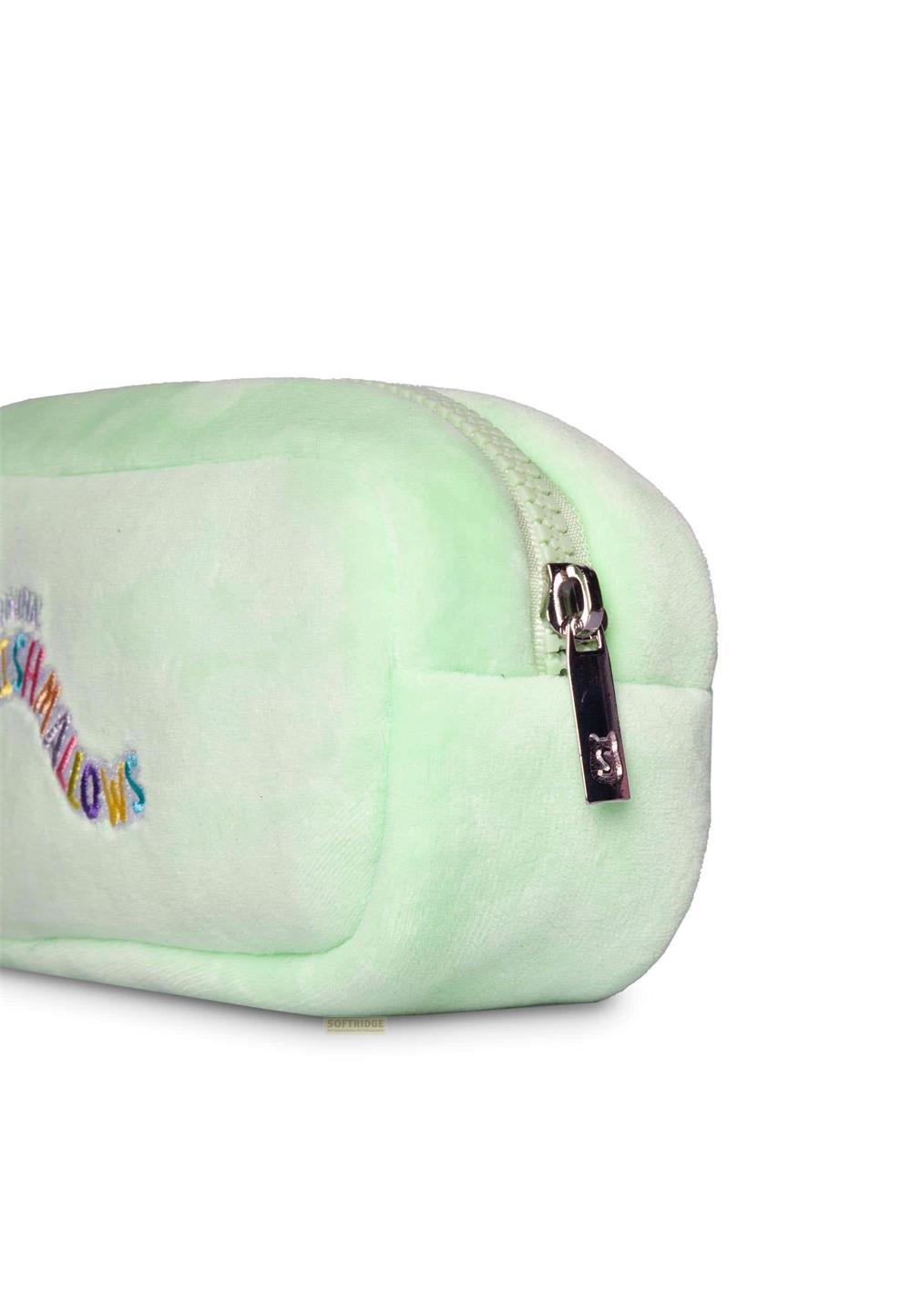 Eine hellgrüne, flauschige Federtasche mit Reißverschluss und "Marshmallows"-Aufdruck.