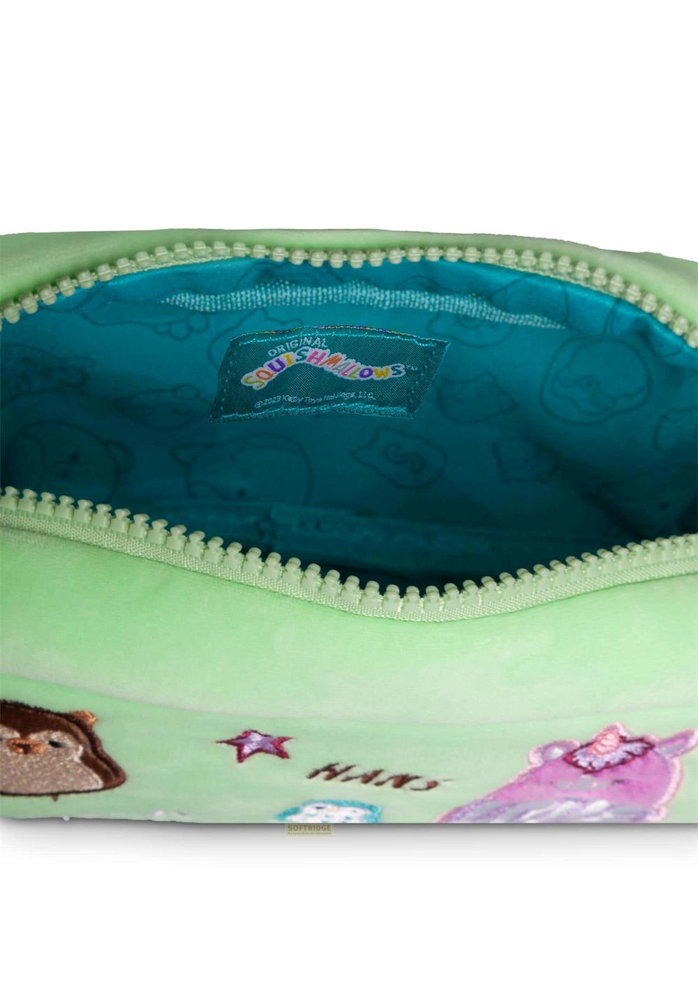 Grüne Tasche mit Reißverschluss, innen mit Squishmallows-Logo und Tiermotiven.