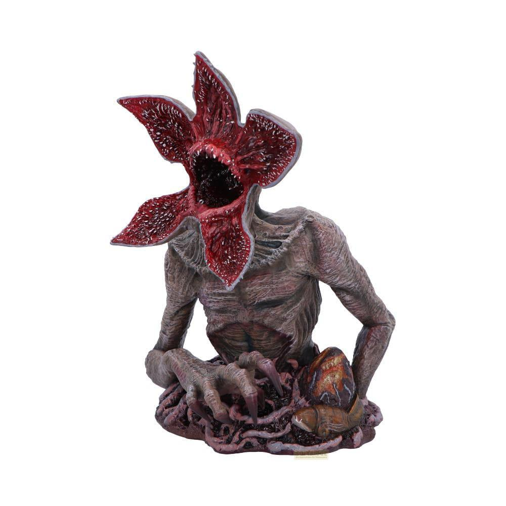 Eine gruselige Figur mit einem blütenartigen Maul und dünnen Gliedmaßen auf einem dunklen Sockel.
