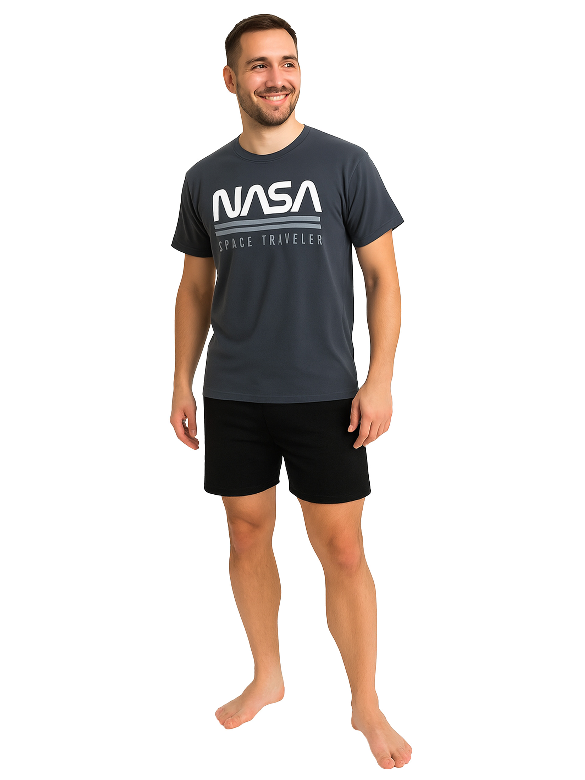 Mann in dunkelgrauem NASA T-Shirt und schwarzen Shorts, barfuß.