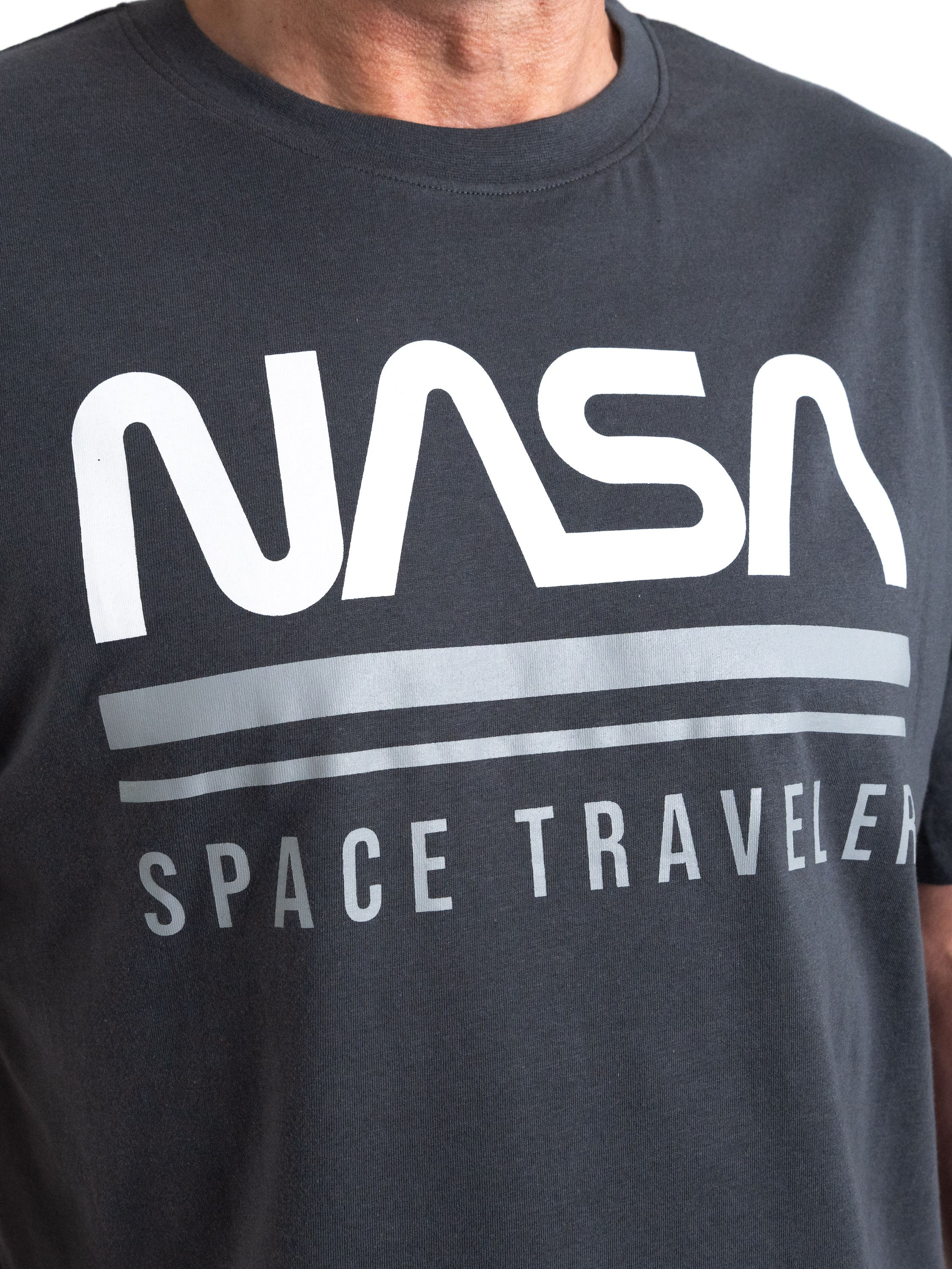 Dunkelgraues T-Shirt mit weißem NASA-Logo und 'SPACE TRAVELER'-Schriftzug.