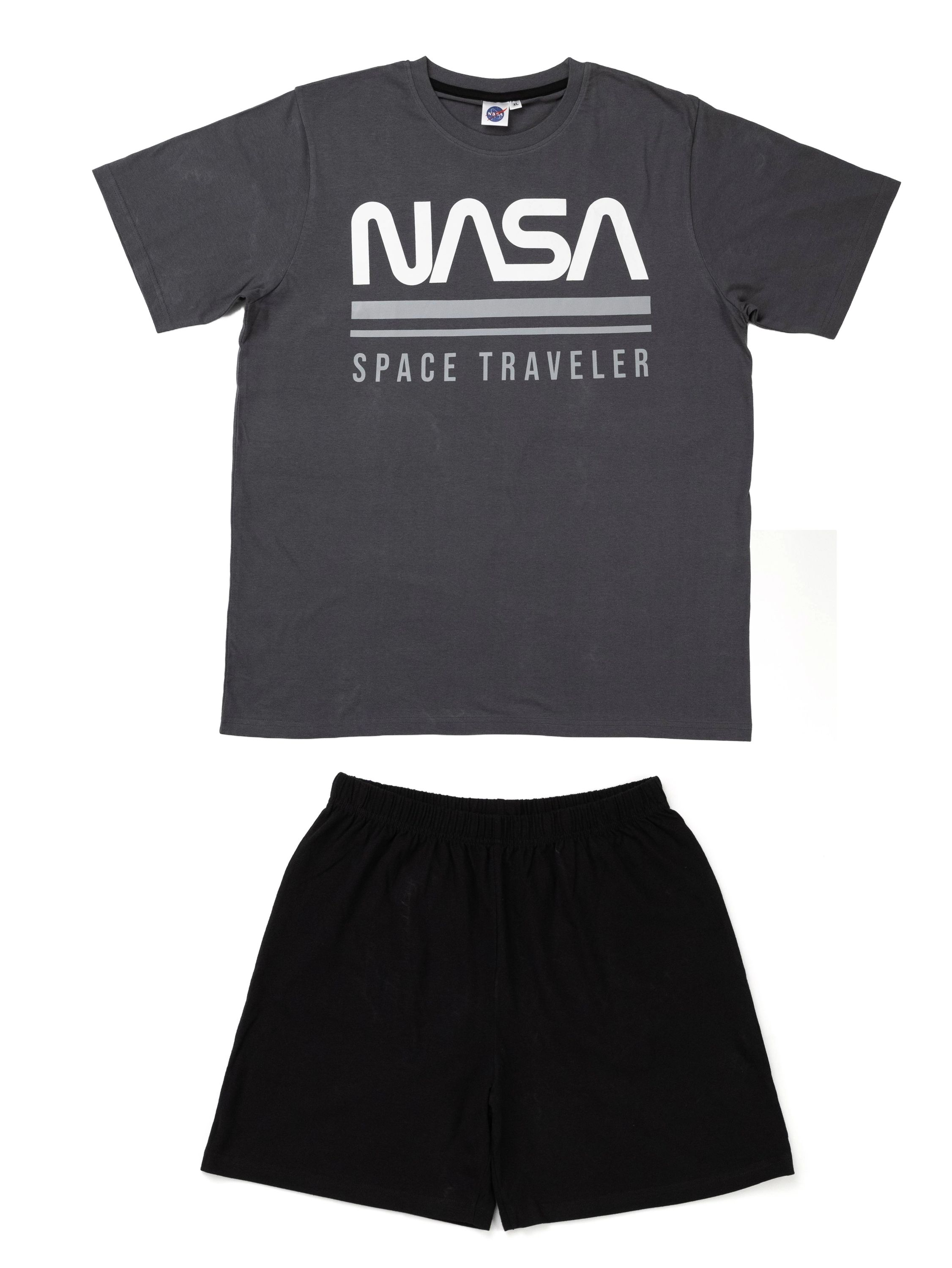 Dunkelgraues NASA-T-Shirt mit Aufdruck "SPACE TRAVELER" über schwarzen Shorts.