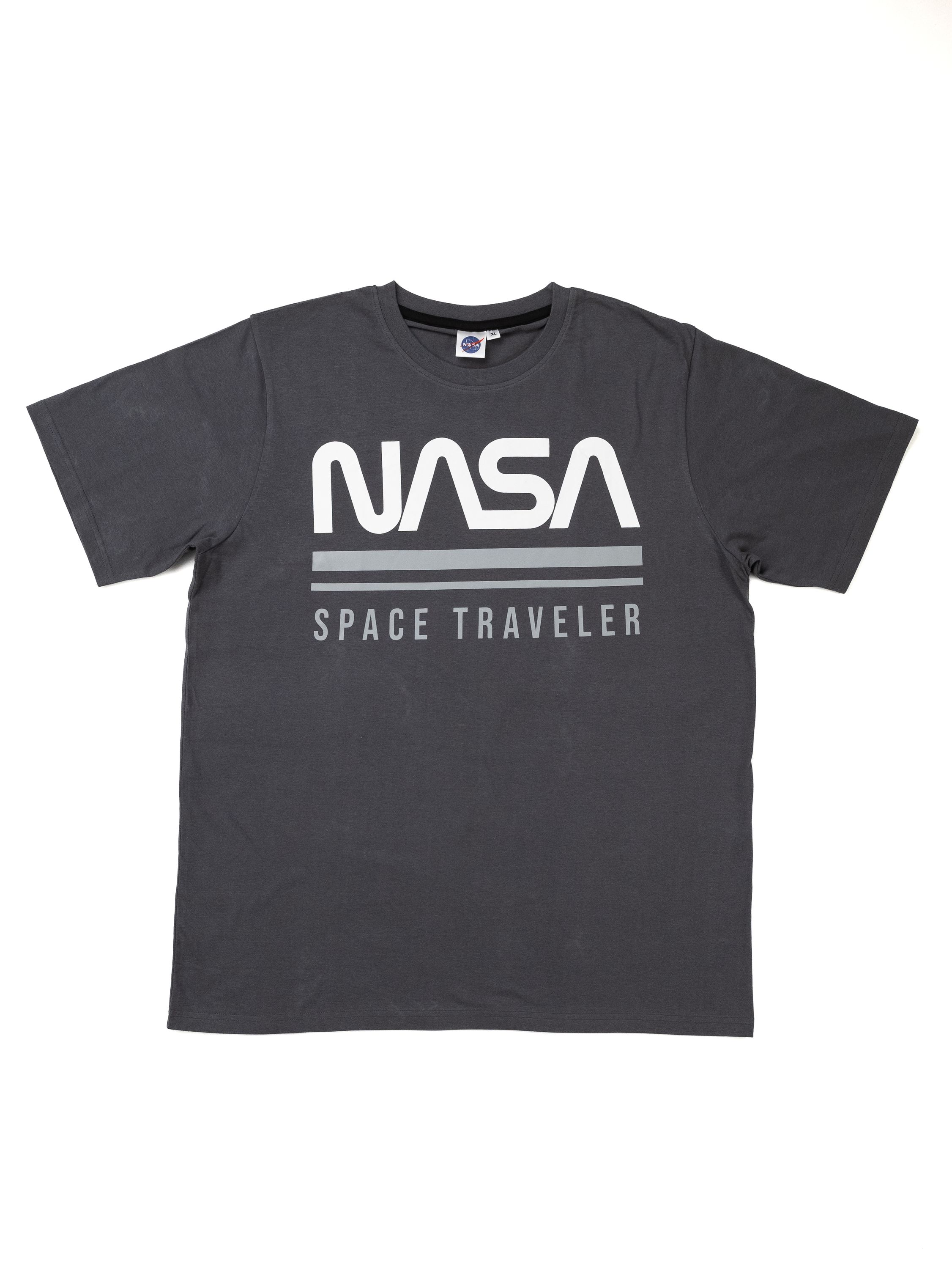 Dunkelgraues NASA T-Shirt mit weißem "NASA"-Logo und "SPACE TRAVELER"-Schriftzug.
